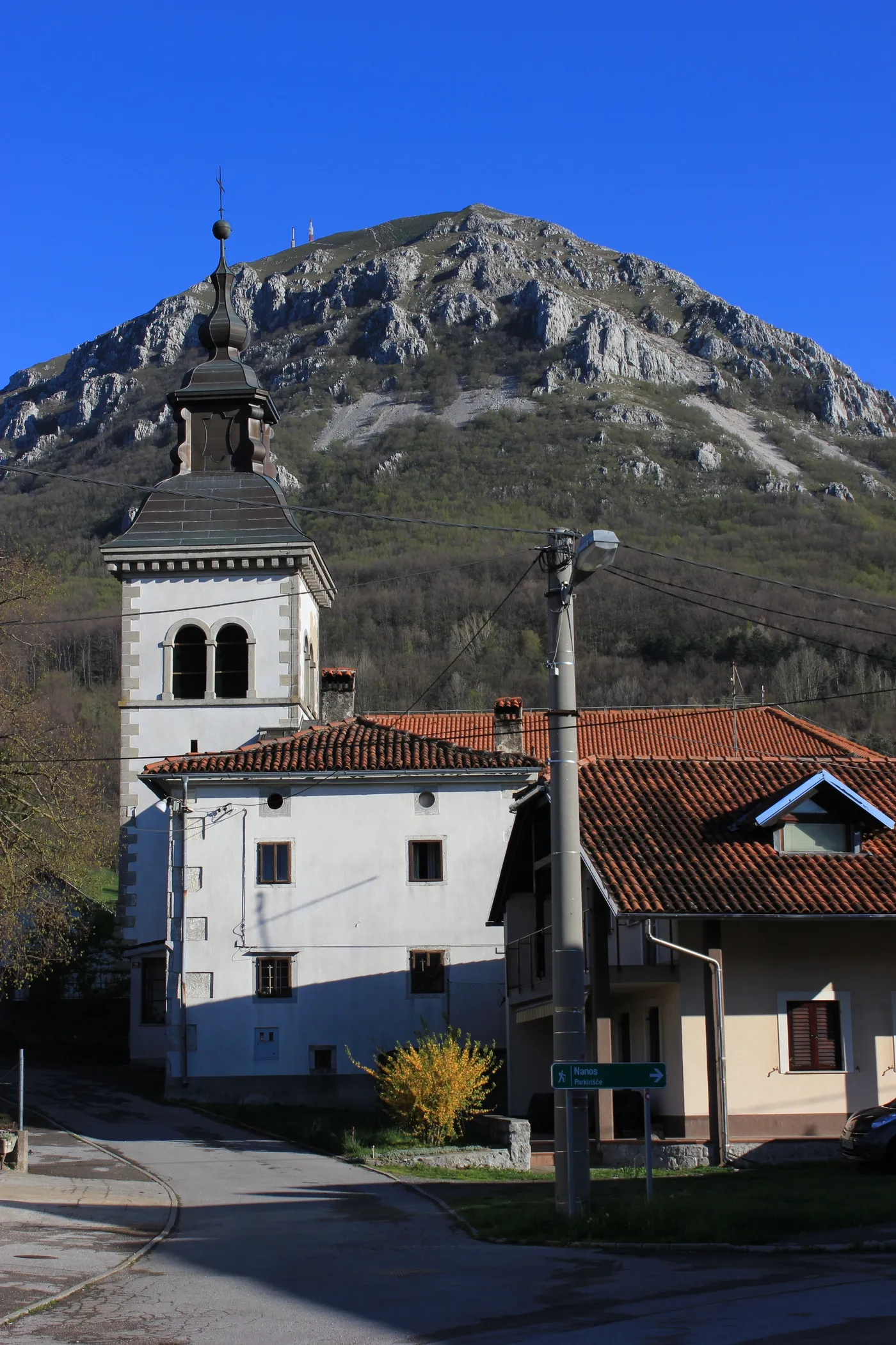 Photo showing: Die Kirche in Razdrto, Gemeinde Postojna, Slowenien. Im Hintergrund der Nanos.