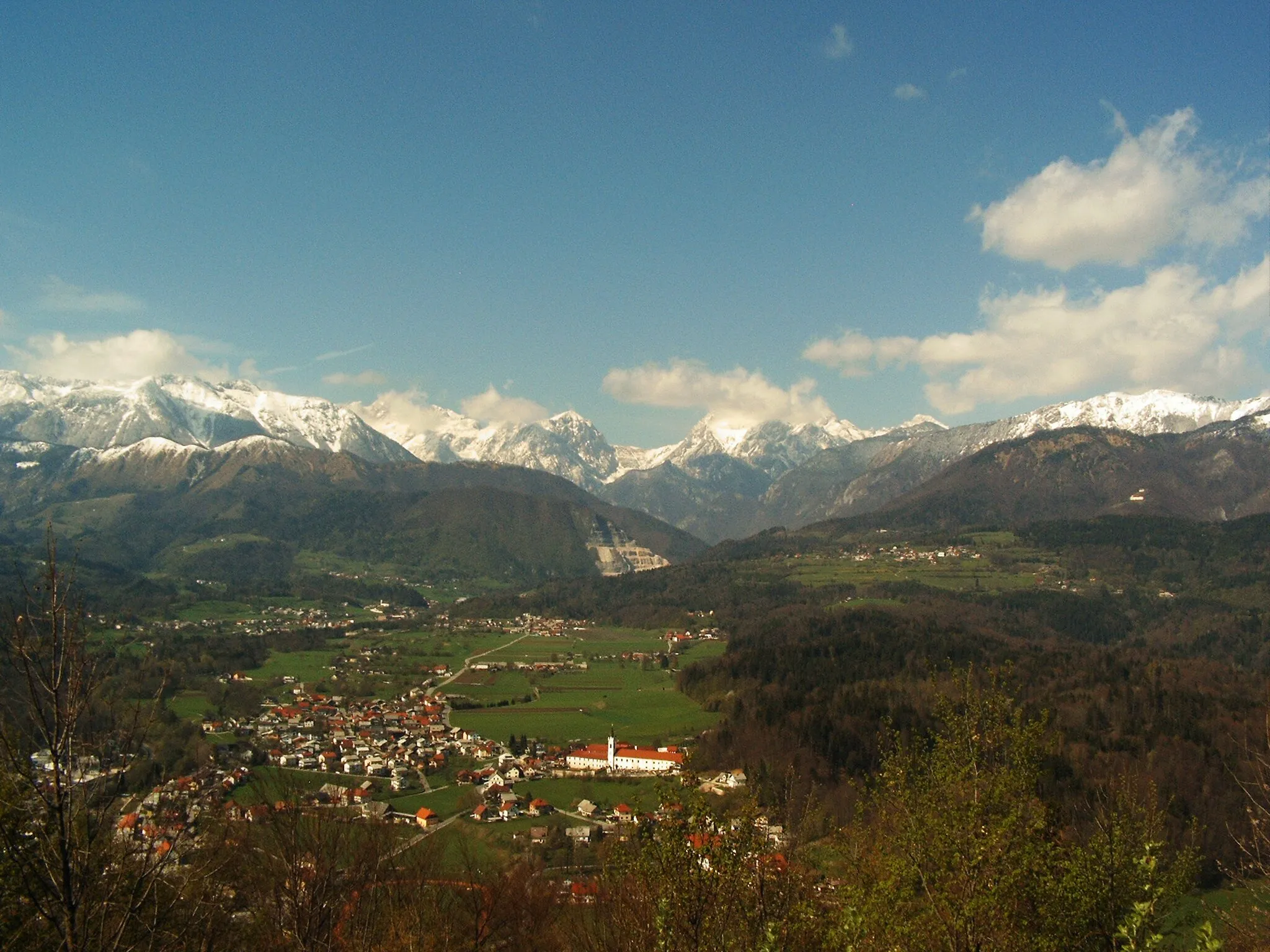 Photo showing: A picture of the upper portion of the Kamniška Bistrica river valley including Mekinje, Stranje and Godič with a portion of the Kamnik Alps in the background taken from Stari Grad above Kamnik.