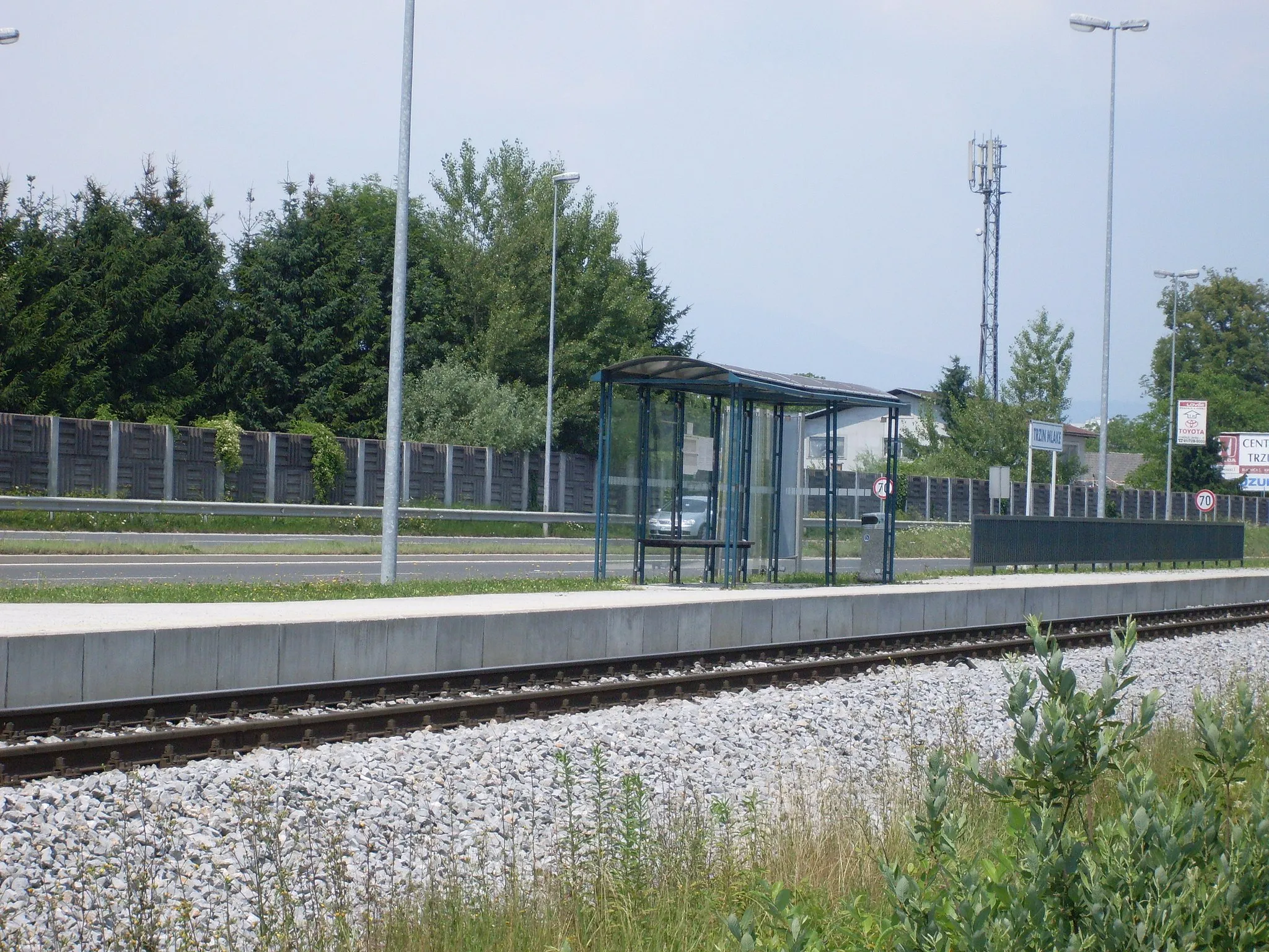 Photo showing: Railway halt Trzin Mlake, located in southern part of Trzin, Slovenia