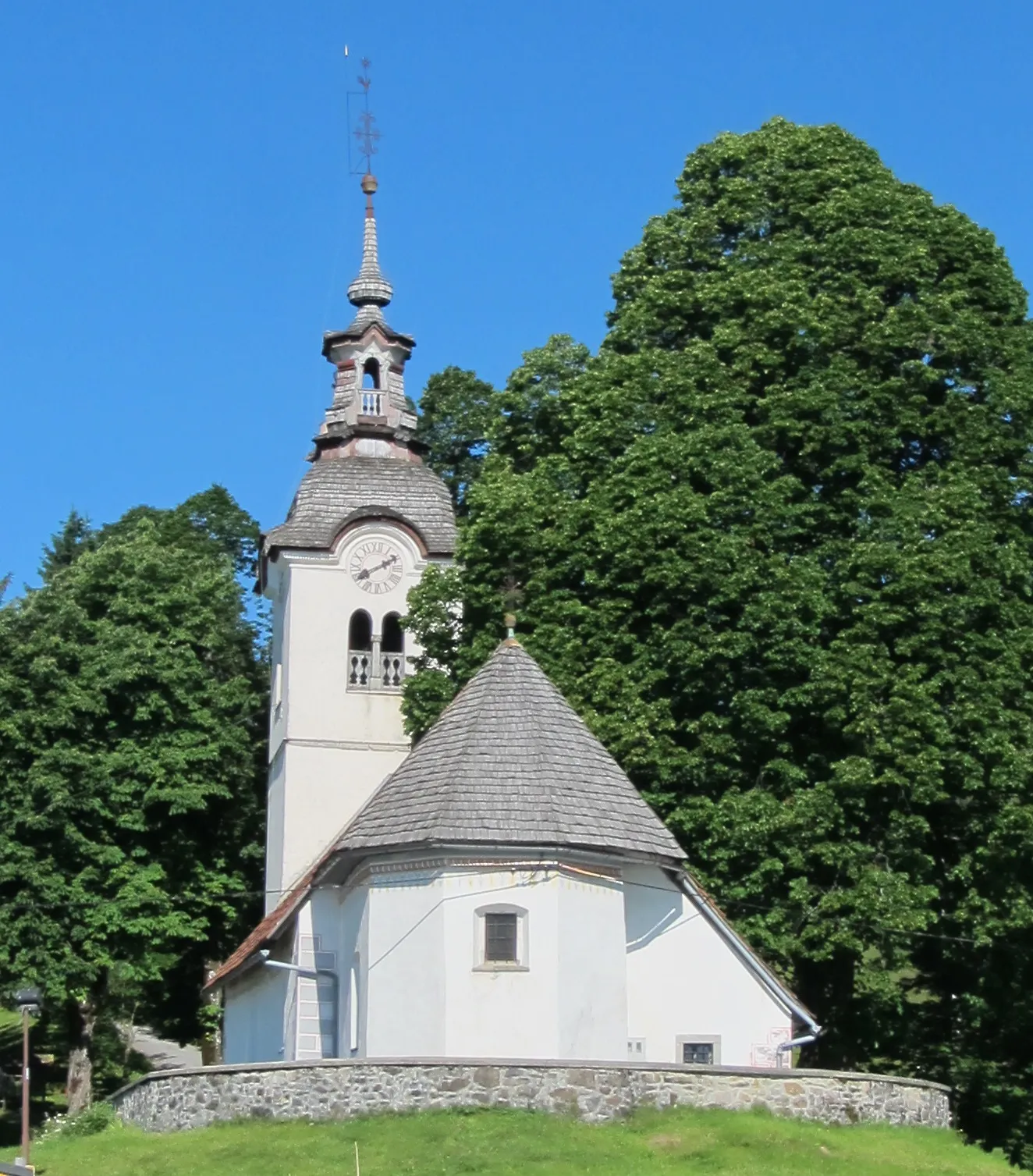 Photo showing: Assumption of Mary Church in Smrečje, Municipality of Vrhnika, Slovenia.