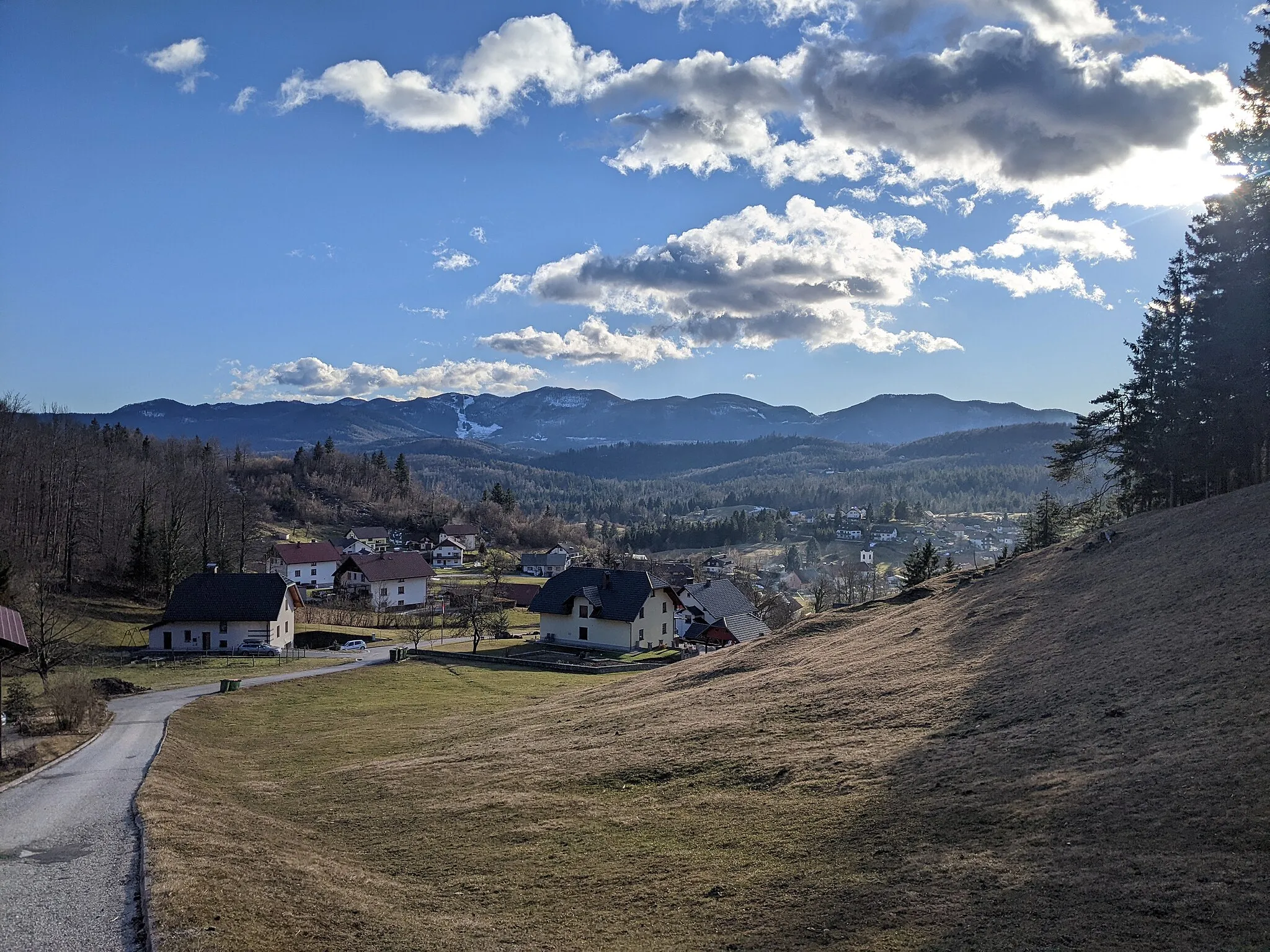 Photo showing: Pogled na Godovič z južnega pobočja Jelenška