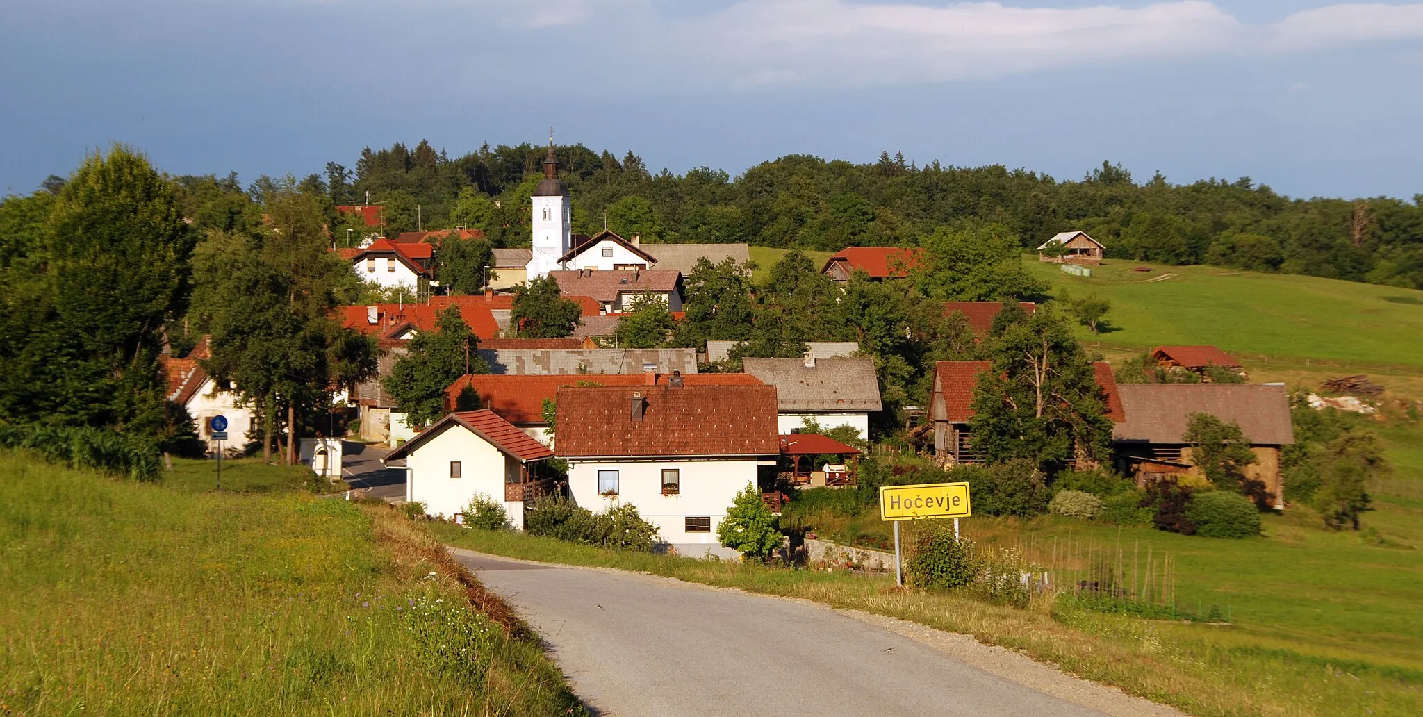 Photo showing: Hočevje, a village in the Municipality of Dobrepolje, southern Slovenia.