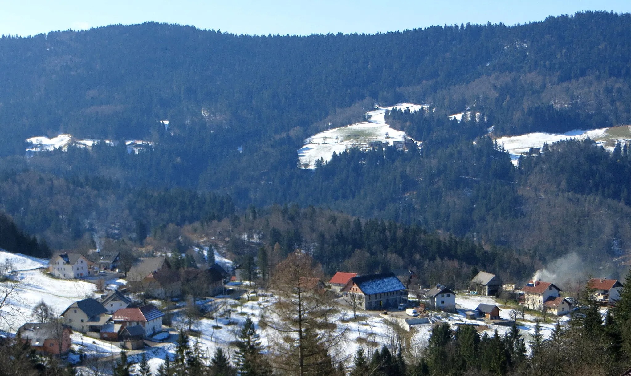 Photo showing: Prelesje, Municipality of Gorenja Vas–Poljane, Slovenia viewed from the Kovkar farm in Zadobje