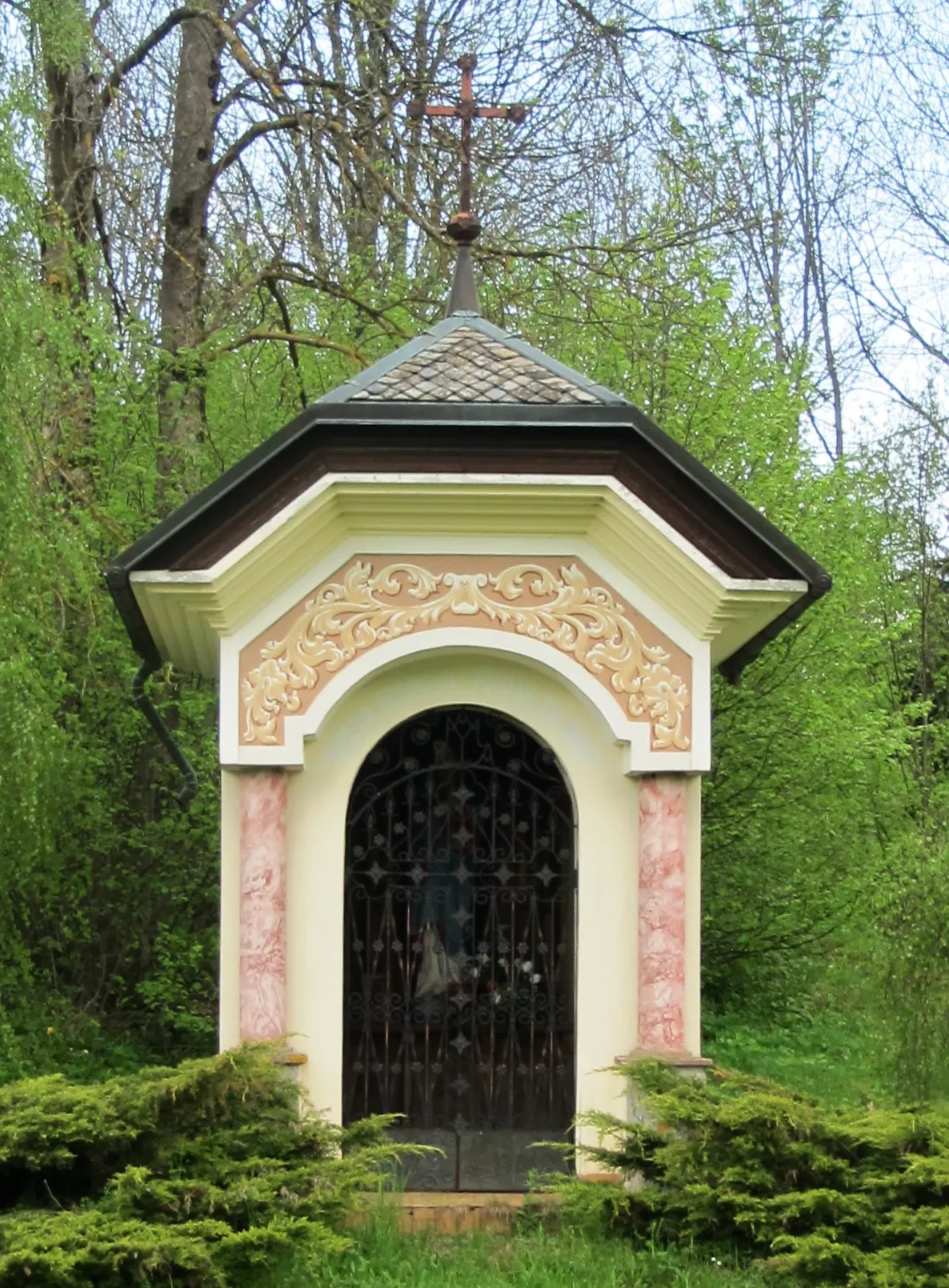 Photo showing: Wayside shrine in Prelesje, Municipality of Gorenja Vas–Poljane, Slovenia