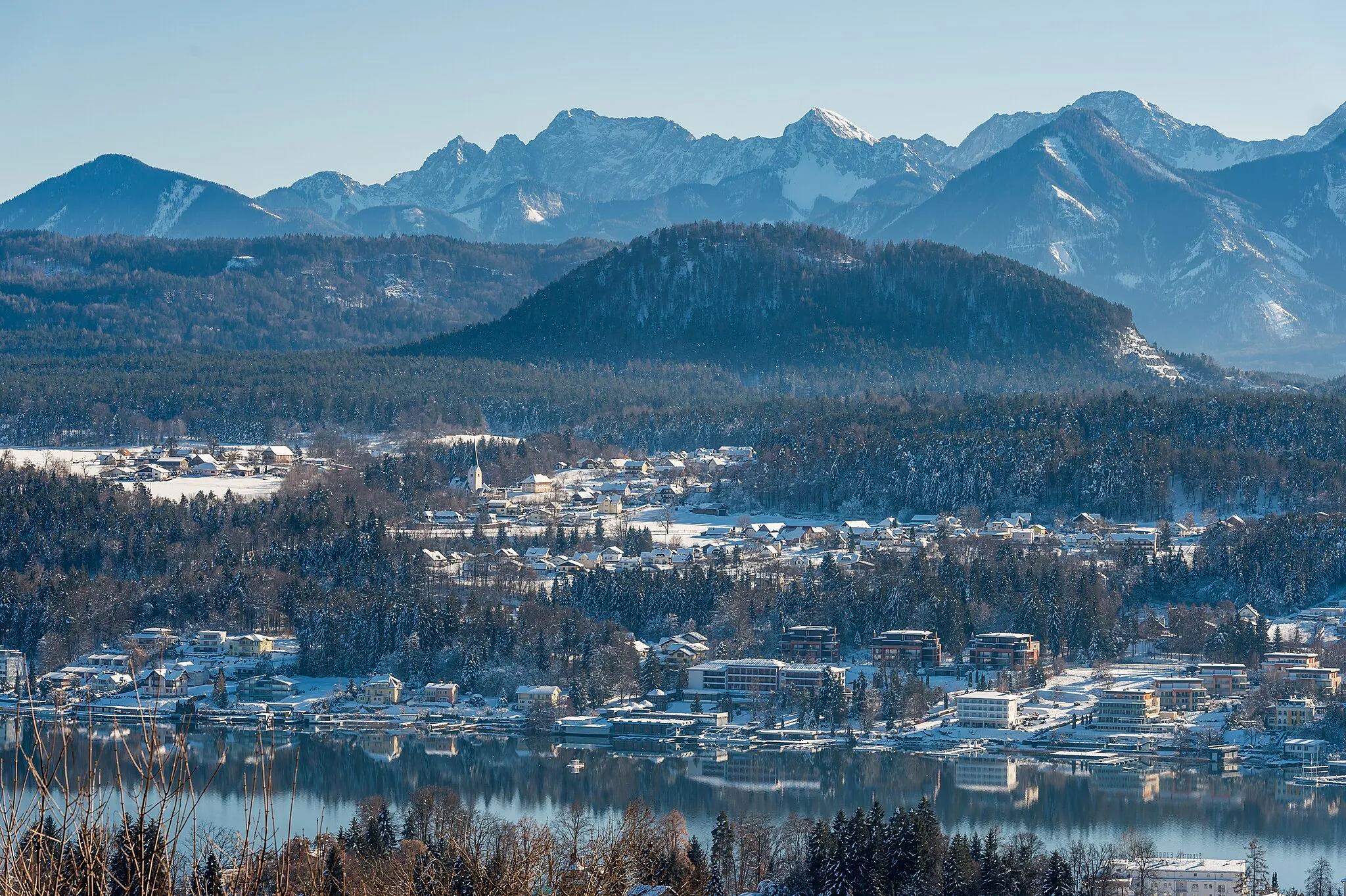 Photo showing: View of Velden am Wörther See, Augsdorf, Kathreinkogel and Karawanks, market town Velden am Wörther See, district Villach Land, Carinthia, Austria, EU