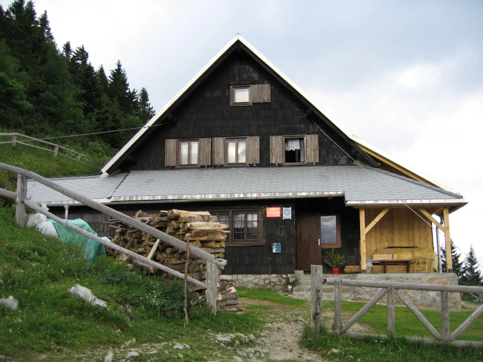 Photo showing: Description: Roblekov dom na Begunjščici. Karavanke mountain range, Slovenia.

Author: Matija Podhraški, 12. 7. 2005