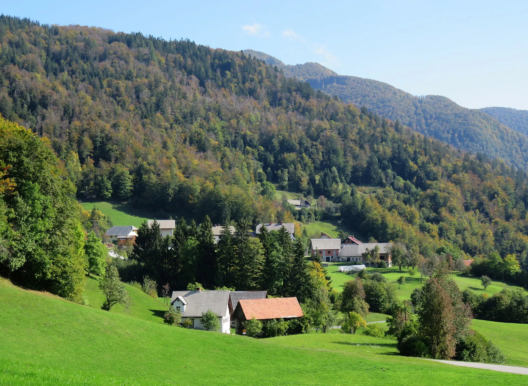 Photo showing: Laze, Municipality of Gorenja Vas–Poljane, Slovenia with part of neighboring Robidnica in the foreground