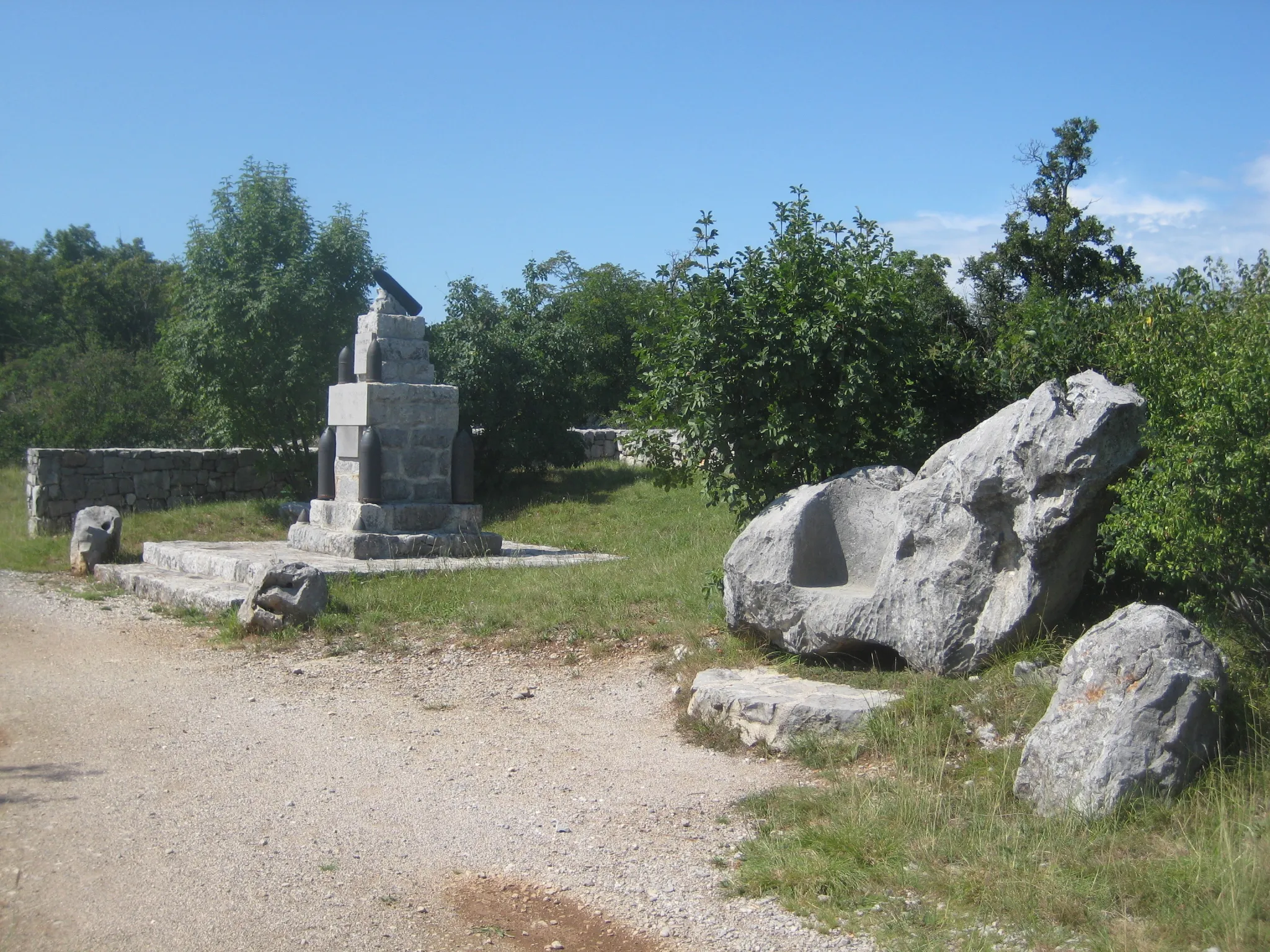 Photo showing: In the front, the Boroevic Throne, named after Svetozar Boroević. In the back, a fingerpost and a monument built by the 43th Infantry Regiment in honour of Archduke Joseph August of Austria.