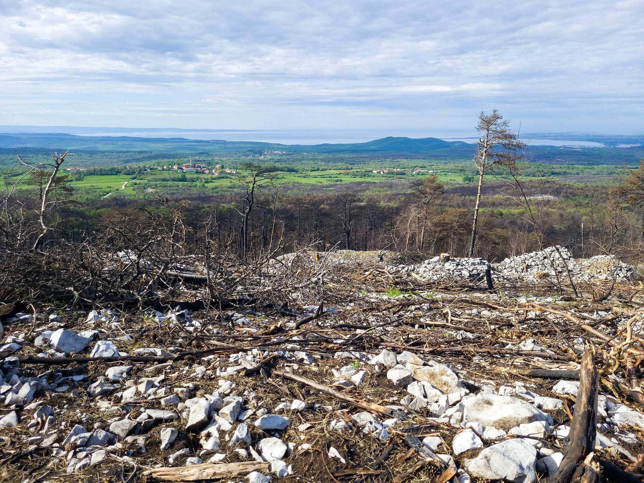 Photo showing: Pogled iz Lesenjaka 553m (Črni hribi) proti Temnici