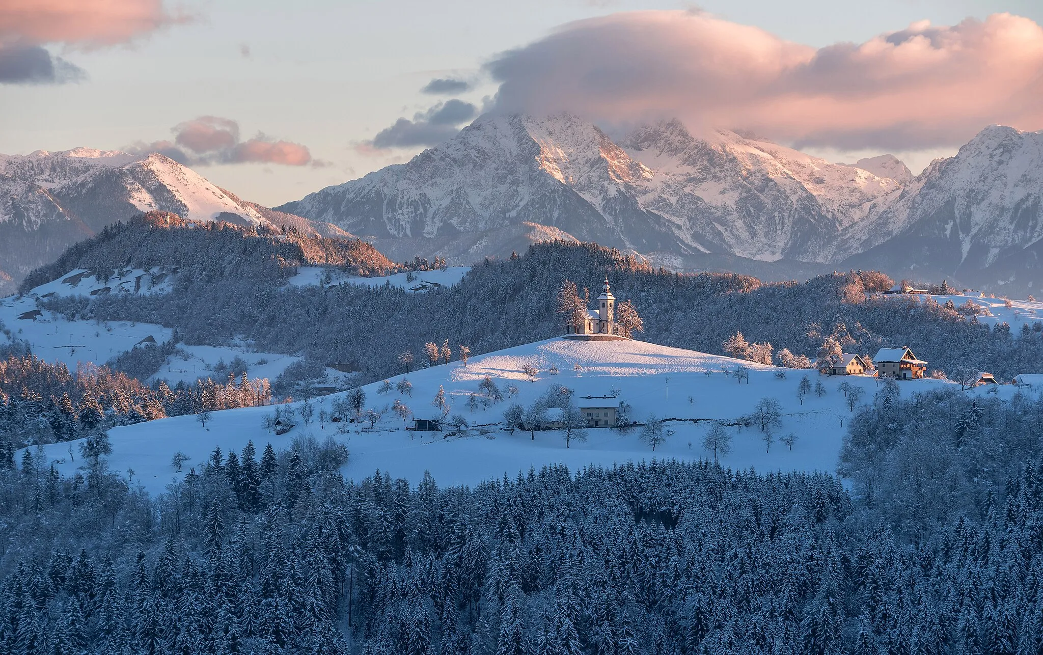 Photo showing: St. Thomas church on a winter morning.