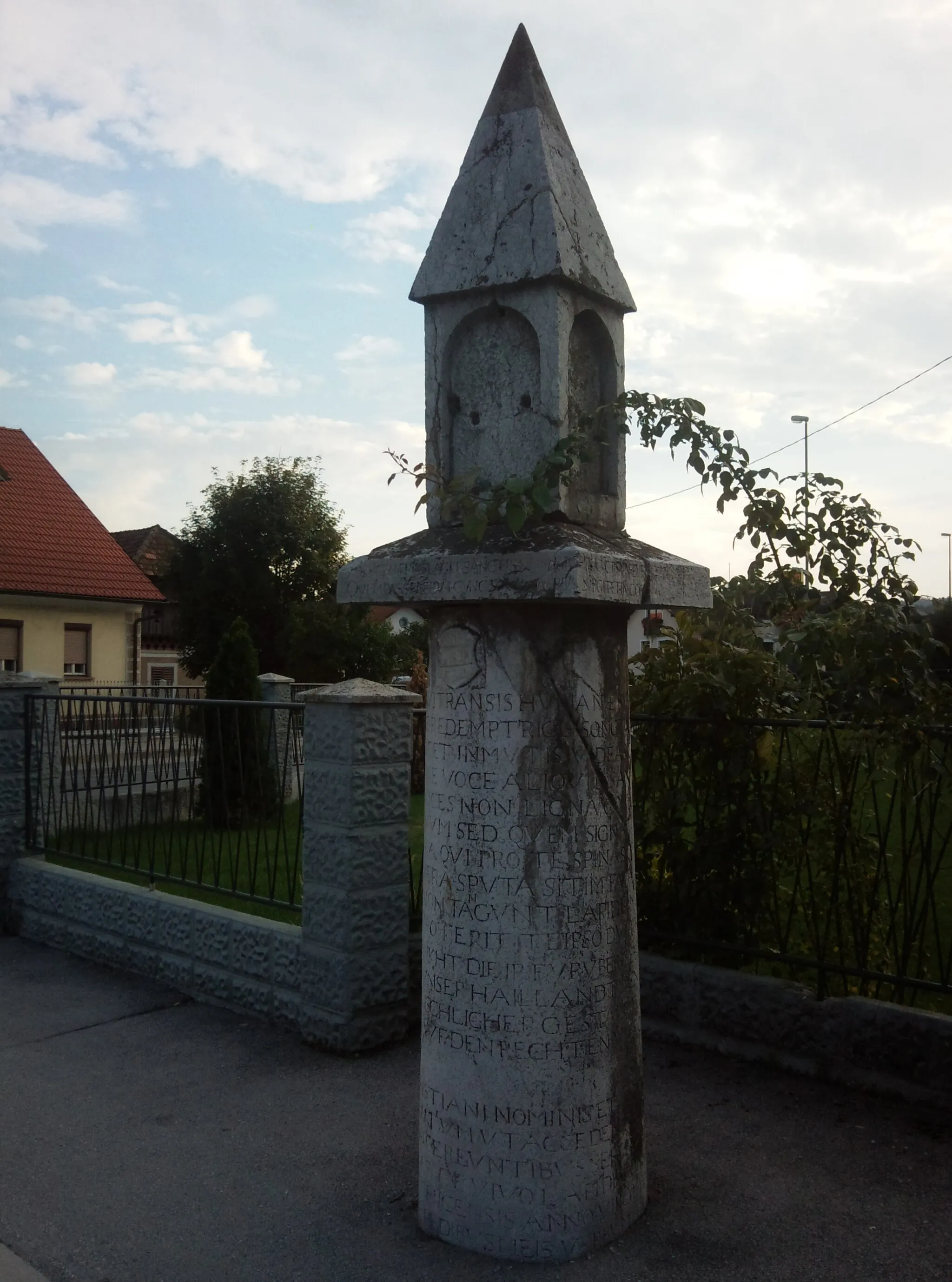 Photo showing: Anepigraphic roman milestone, in Ivančna Gorica, that was recarved in 1583 on the orders of Laurentius Rainer, the abbot of the Cistercian Abbey at nearby Stična.