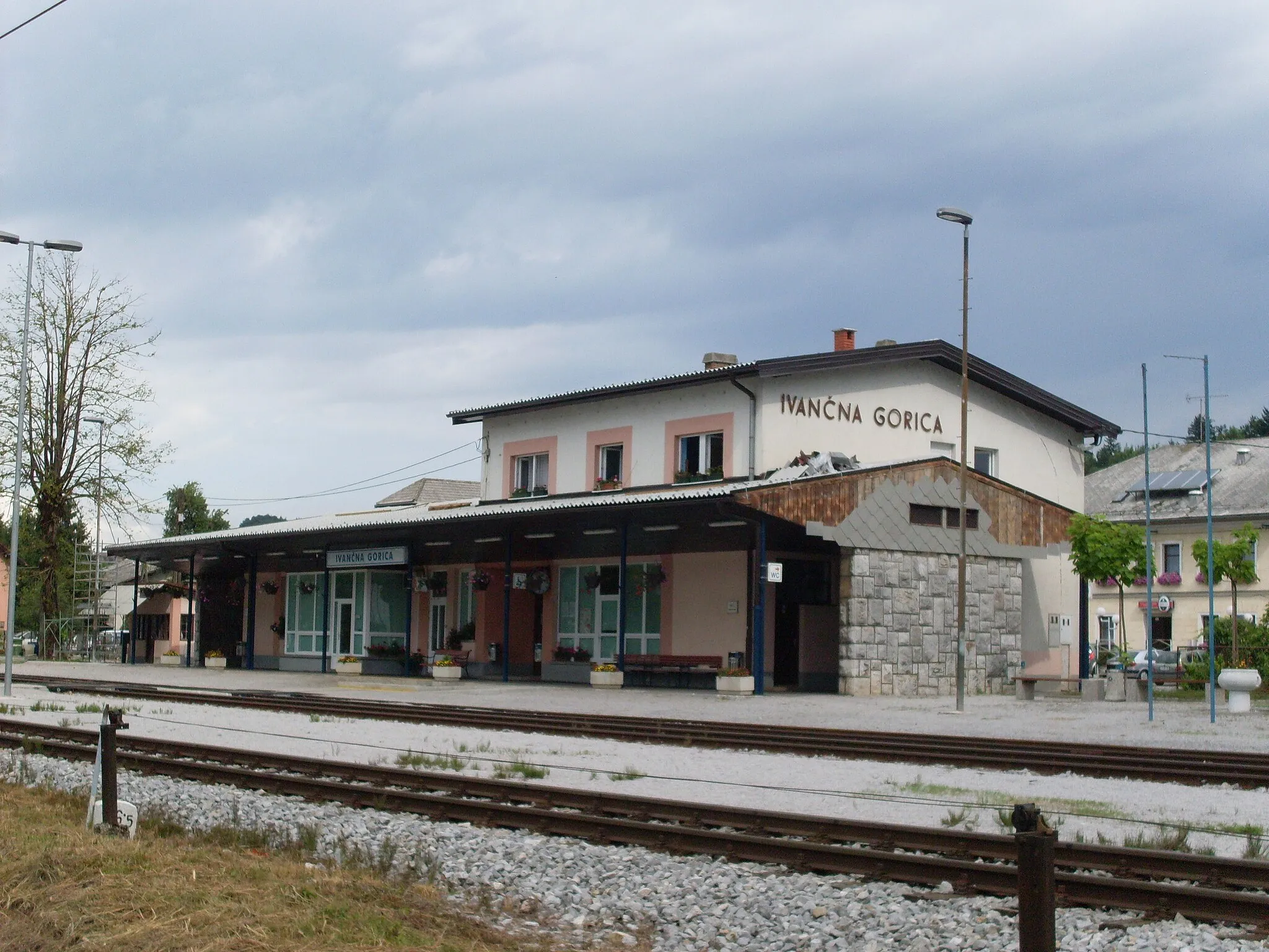 Photo showing: Train station in Ivančna Gorica, Slovenia, view from east (direction of Novo mesto)
