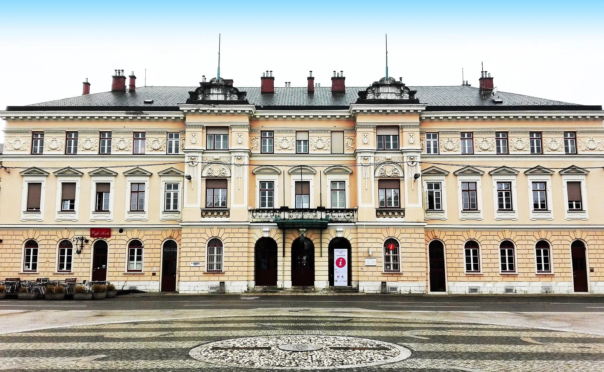 Photo showing: Nova Gorica, the train station, with the Italy-Slovenia boundary marker in the foreground.