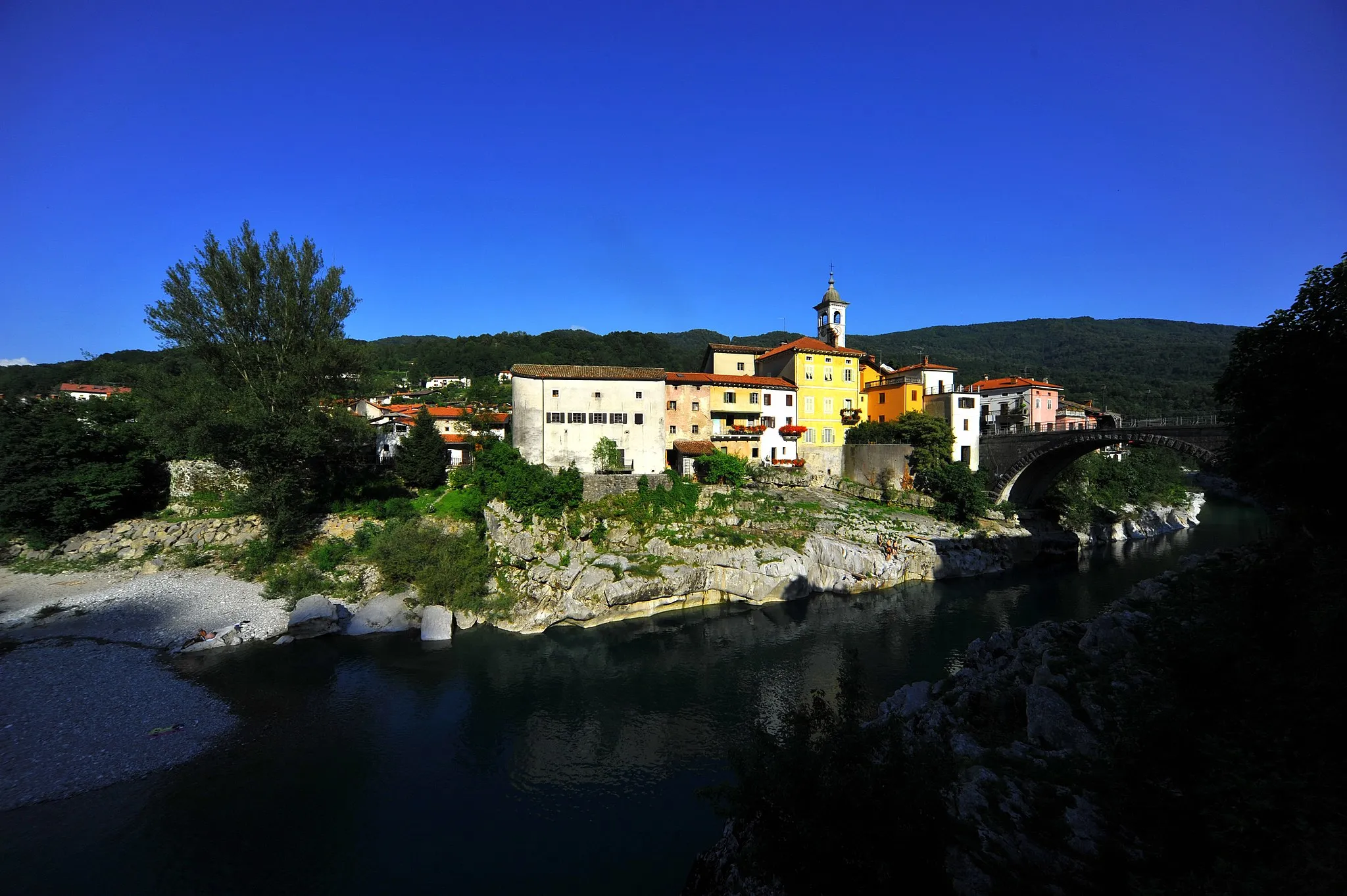 Photo showing: View at Kanal ob Soči with the road bridge across the Isonzo-river, Primorska, Slovenia