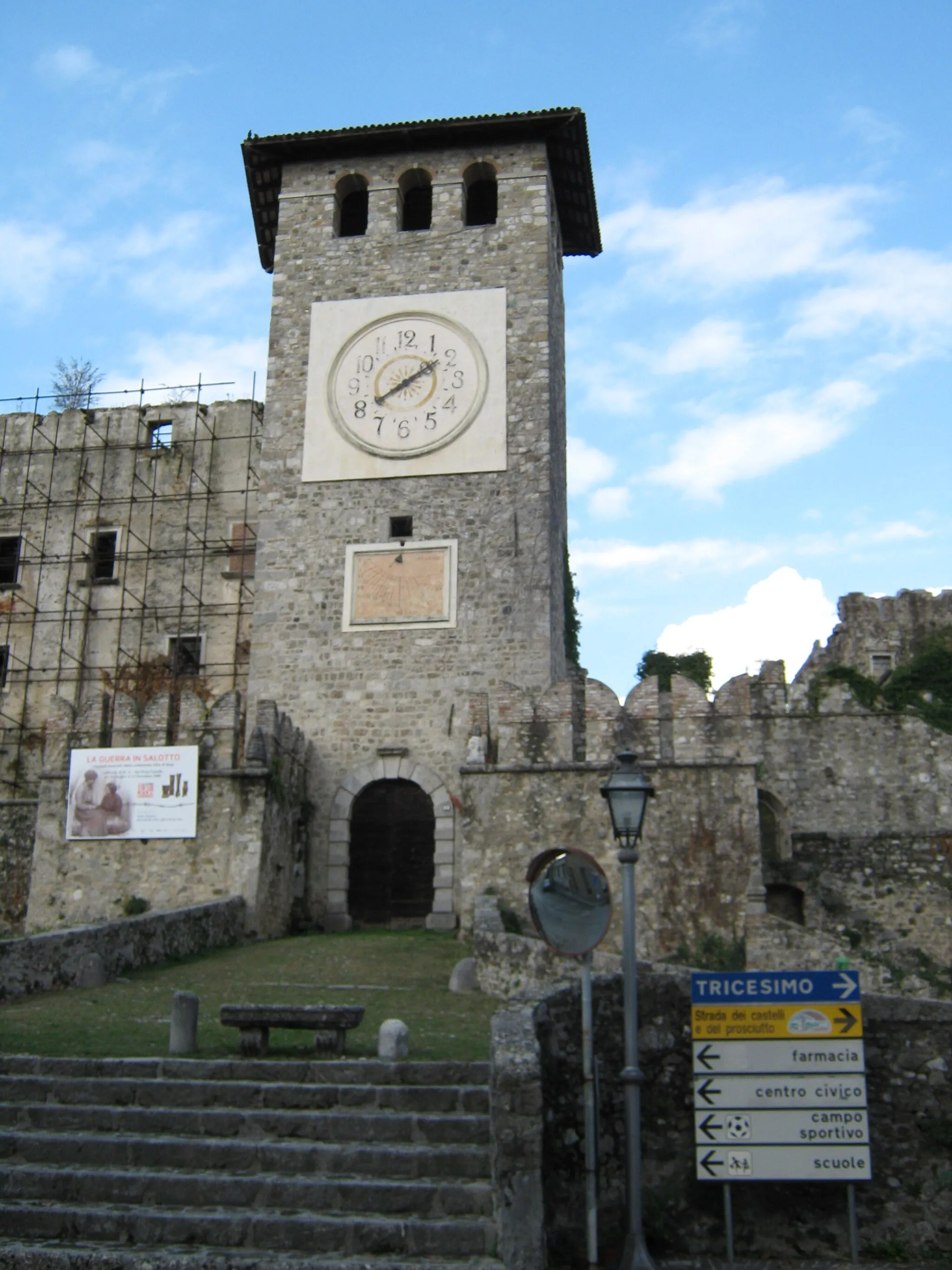 Photo showing: Colloredo di Monte Albano, castello, Torre porta.