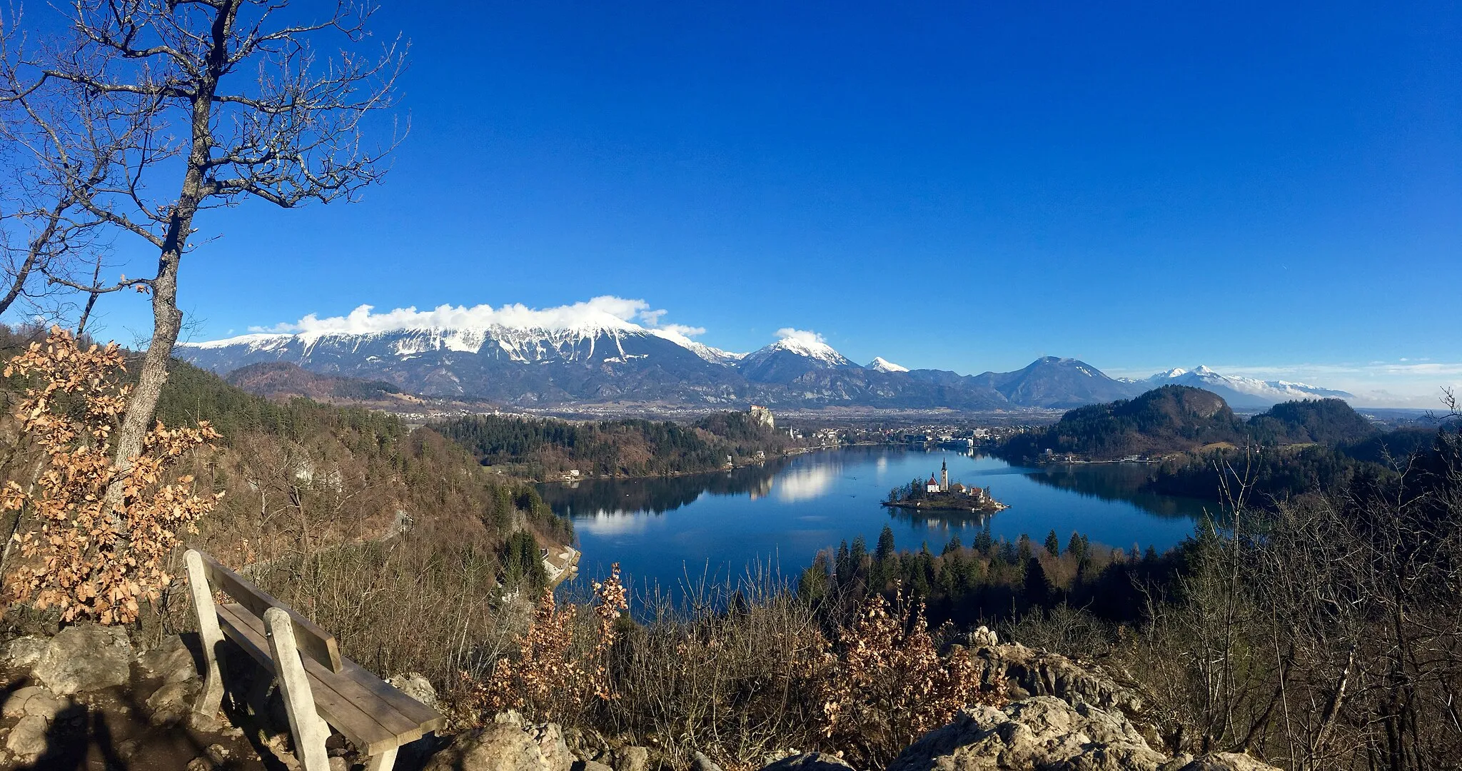 Photo showing: Ojstrica, 611 m, hill and view point above Lake Bled