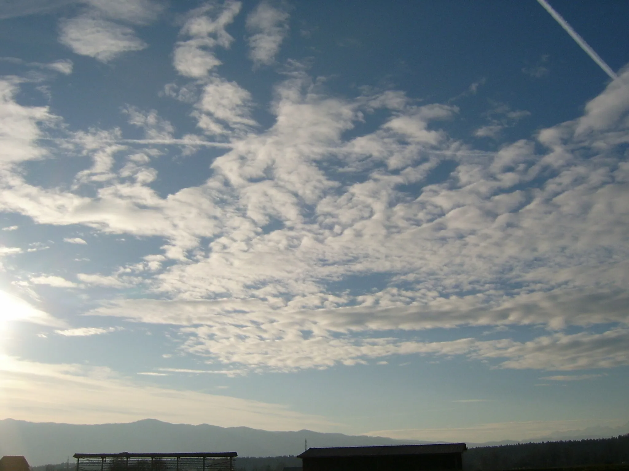 Photo showing: sky,clouds and cemi trails