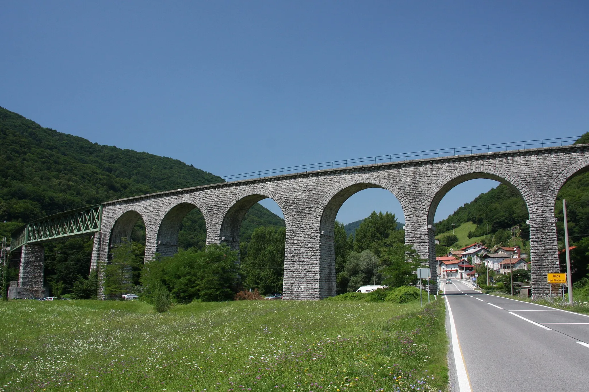 Photo showing: Viaduct across the Idrijca river in Bača pri Modreju (Slovenia), a part of the Bohinj Railway.