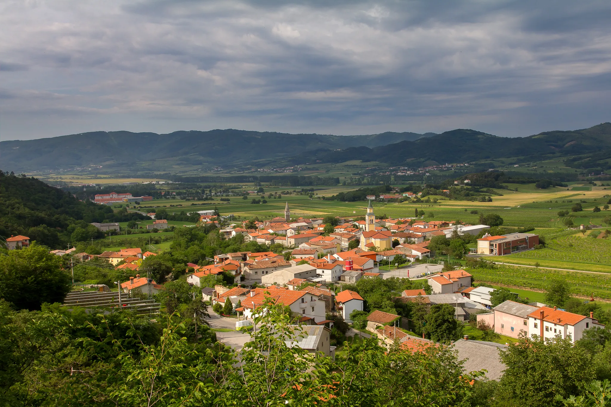 Photo showing: Vrhpolje v Vipavski dolini, slikano v smeri zgornje Vipavske doline, z Vipavo na levi v ozadju