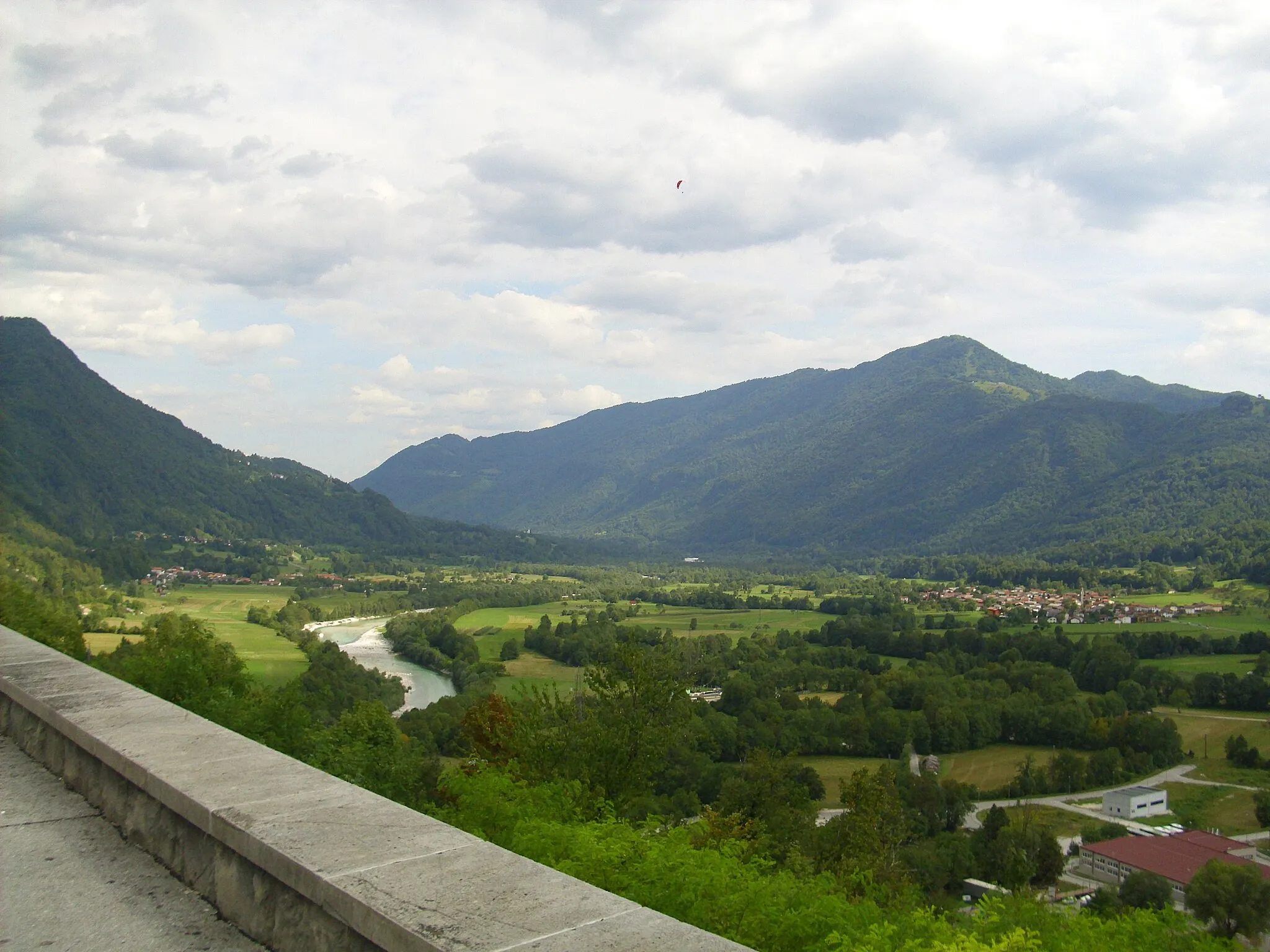 Photo showing: View to the south on River Soča from Kostnica Sacrario, an italian War Memorial in Kobarid, Slovenia.