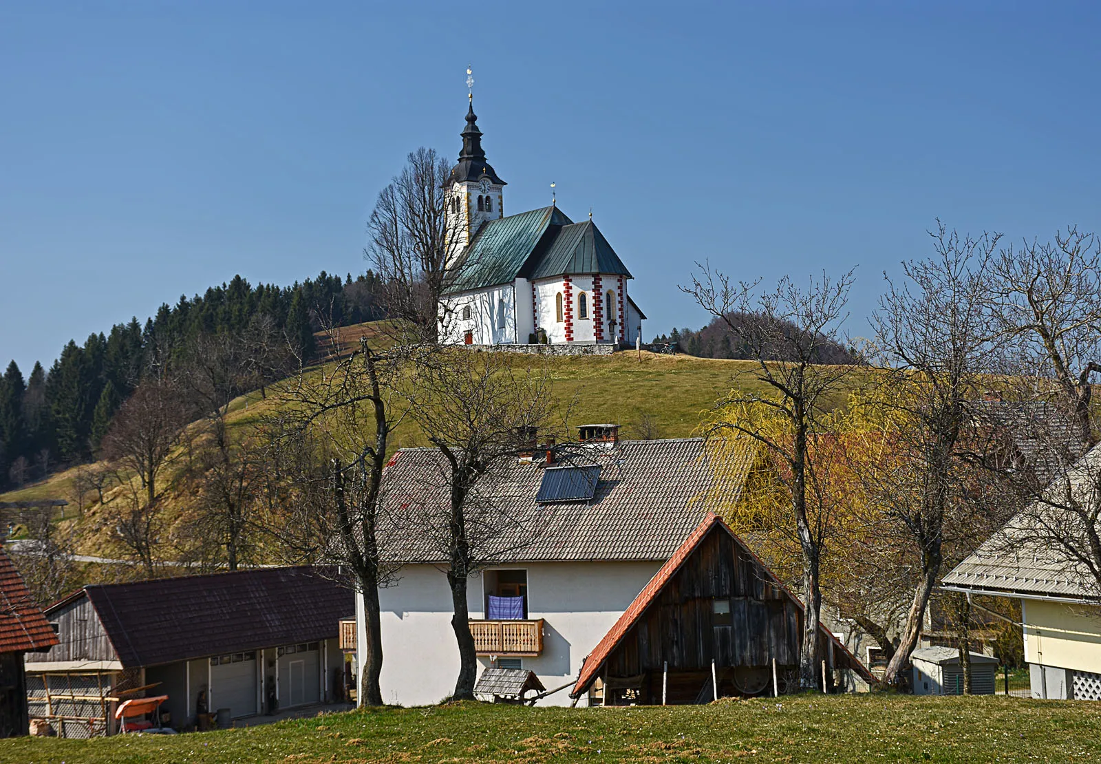Photo showing: Planina nad Horjulom and St. Andrew's church.