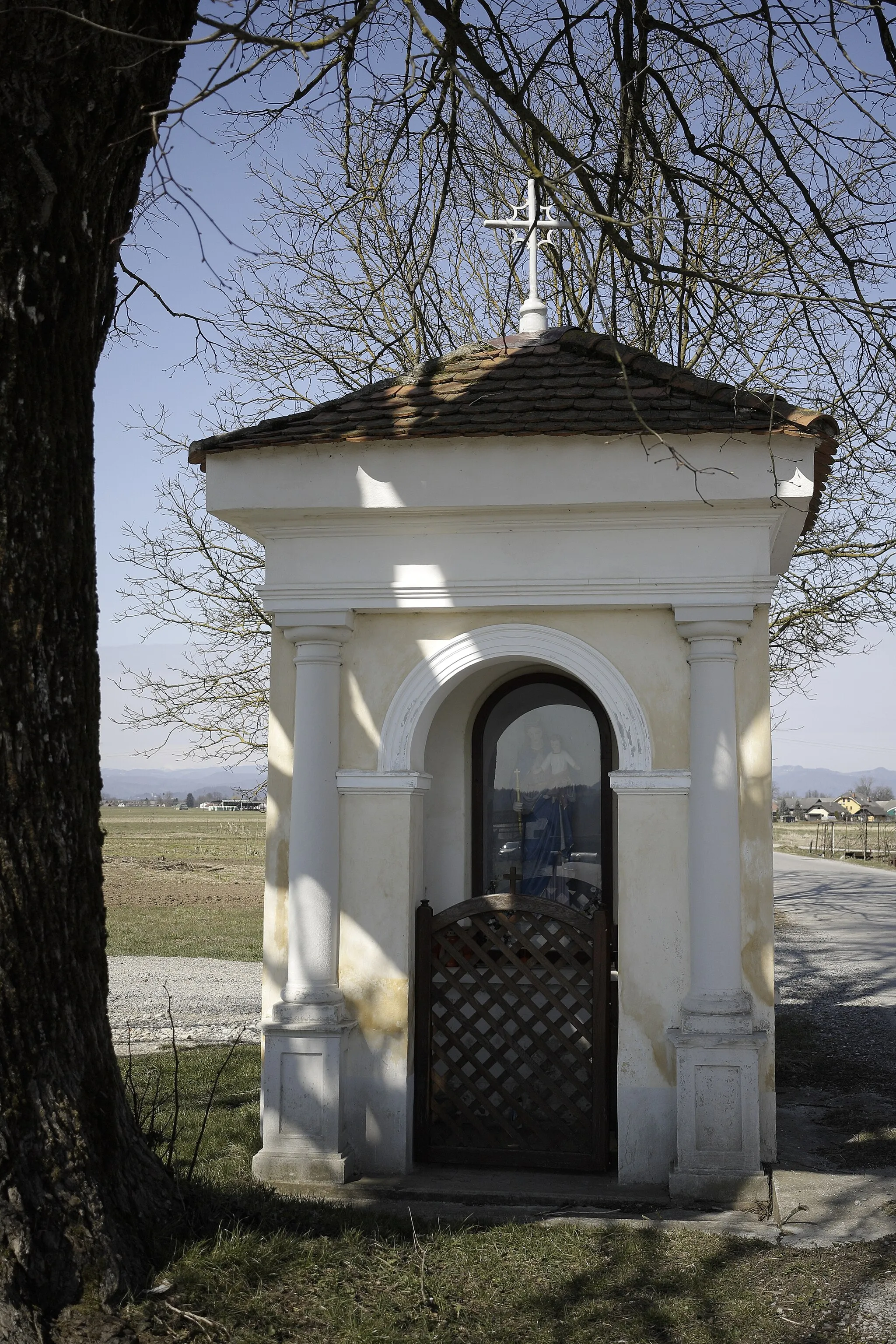 Photo showing: Wayside shrine in Ig, Slovenia. Dedicated to St. Mary.