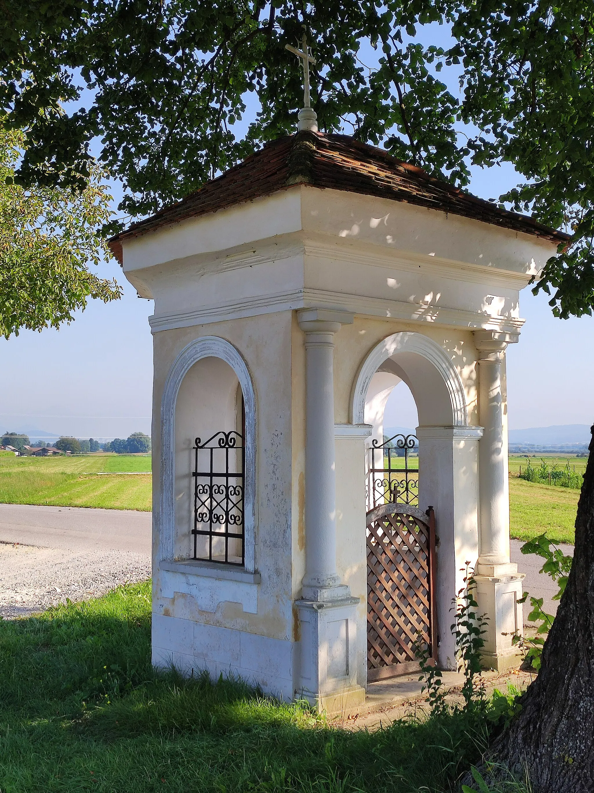 Photo showing: Chapel shrine northwest of Ig.