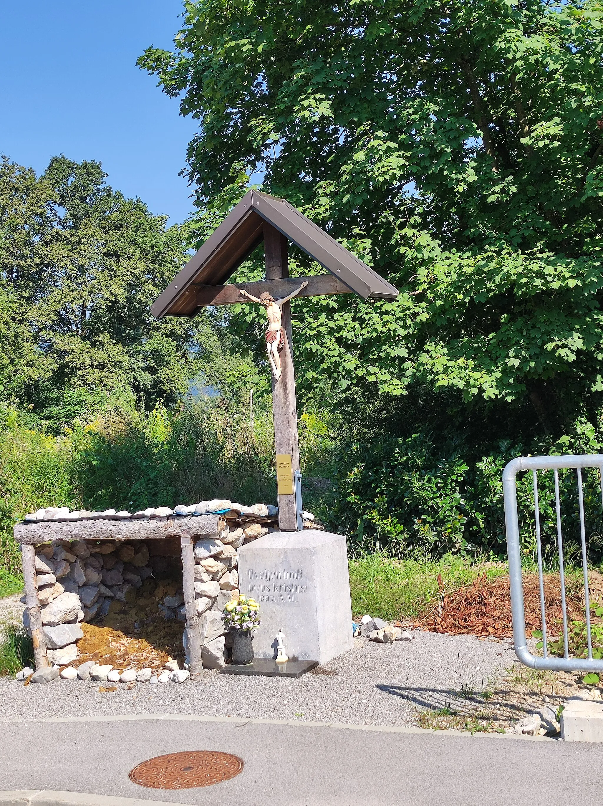Photo showing: Ižanec's shrine a.k.a. Iženec's cross at the Nova pot in Vnanje Gorice.