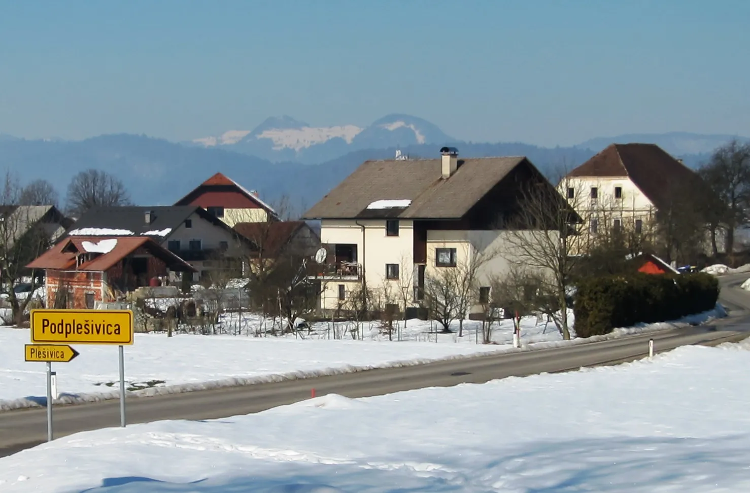 Photo showing: The settlement of Podplešivica, Municipality of Brezovica, Slovenia