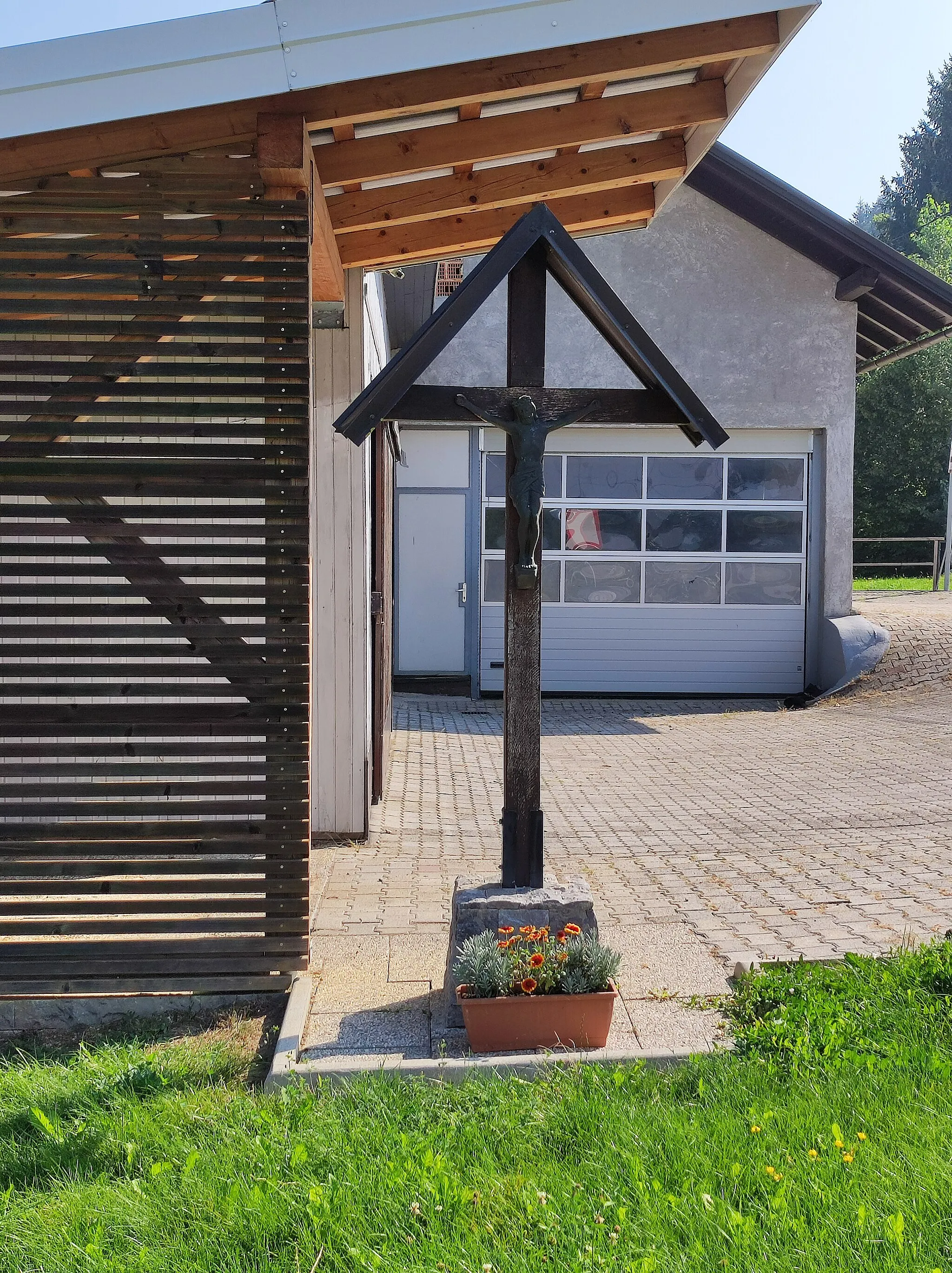 Photo showing: Crucifix at the junction of the road towards Žabnica in Podplešivica.