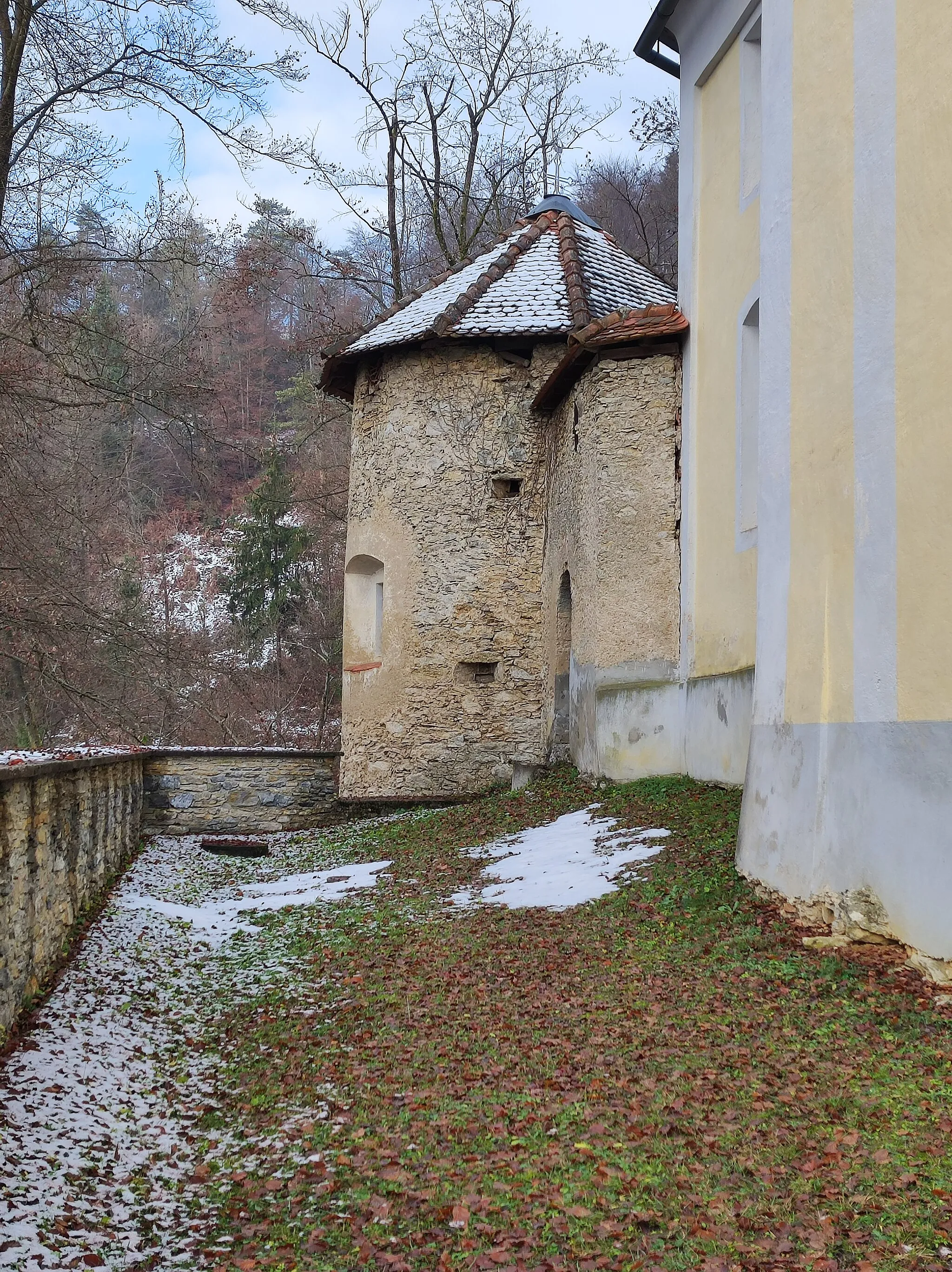 Photo showing: A tower at the western corner of the fortification camp (sl: tabor) near Repnje, view from front of the St. Giles' church.