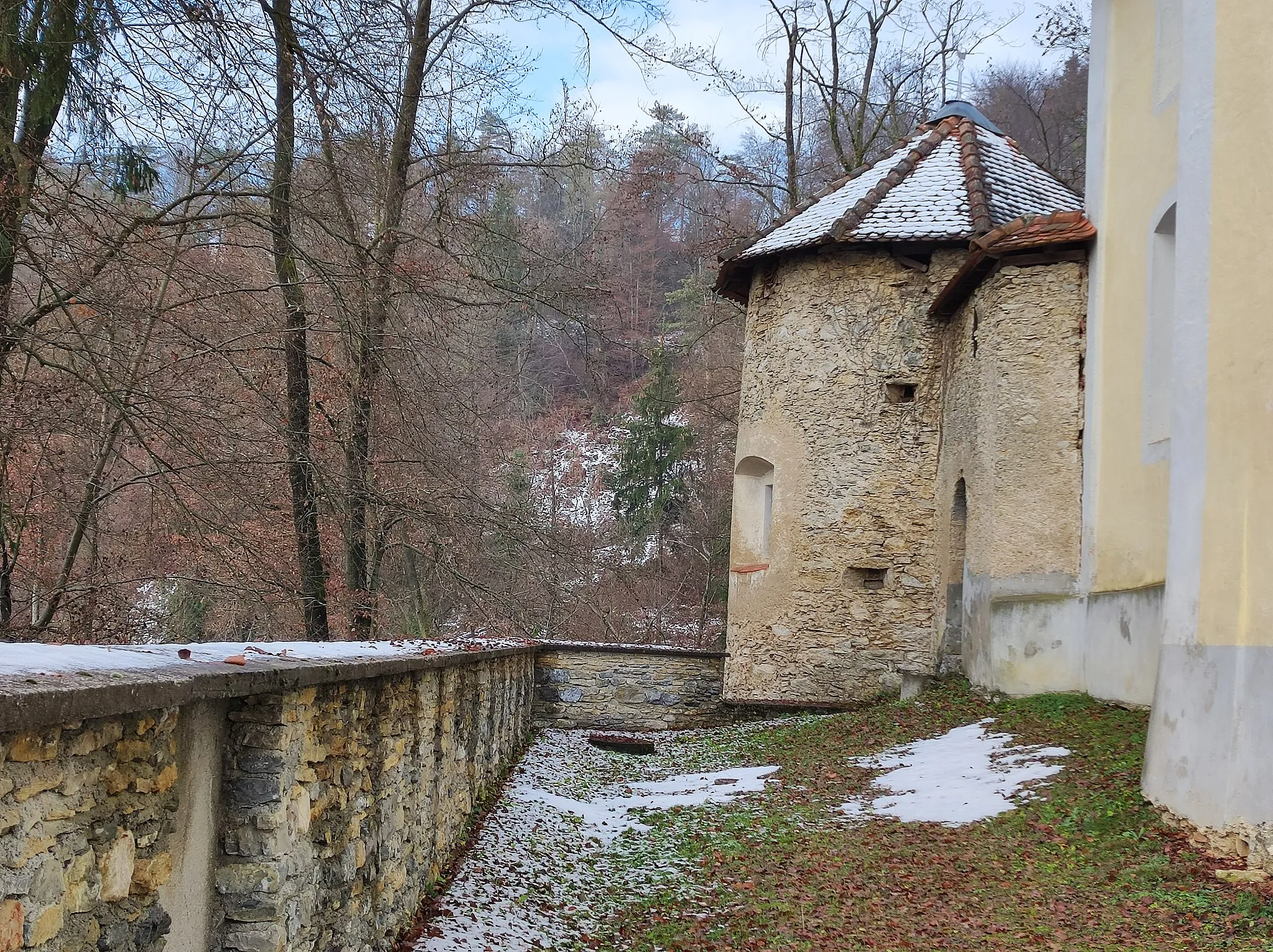 Photo showing: A tower at the western corner of the fortification camp (sl: tabor) near Repnje, view from front of the St. Giles' church.