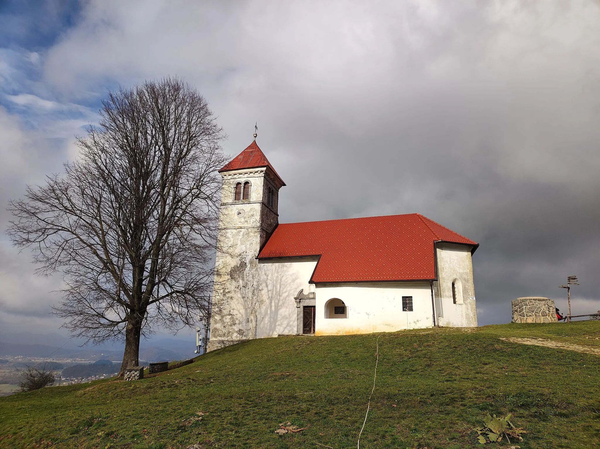 Photo showing: Church of St. Anne, located above Jezero, Podpeč and Preserje.