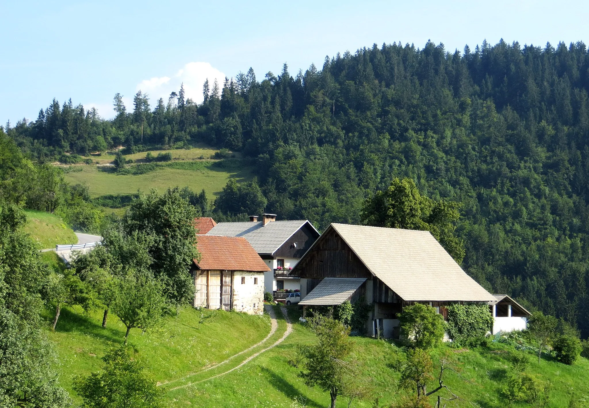 Photo showing: The hamlet of Mežnar in Stara Oselica, Municipality of Gorenja Vas–Poljane, Slovenia