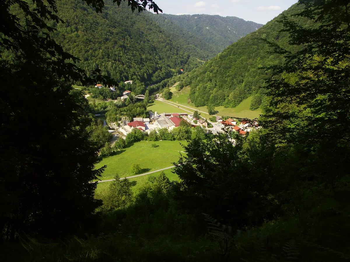 Photo showing: Dolenja Trebuša