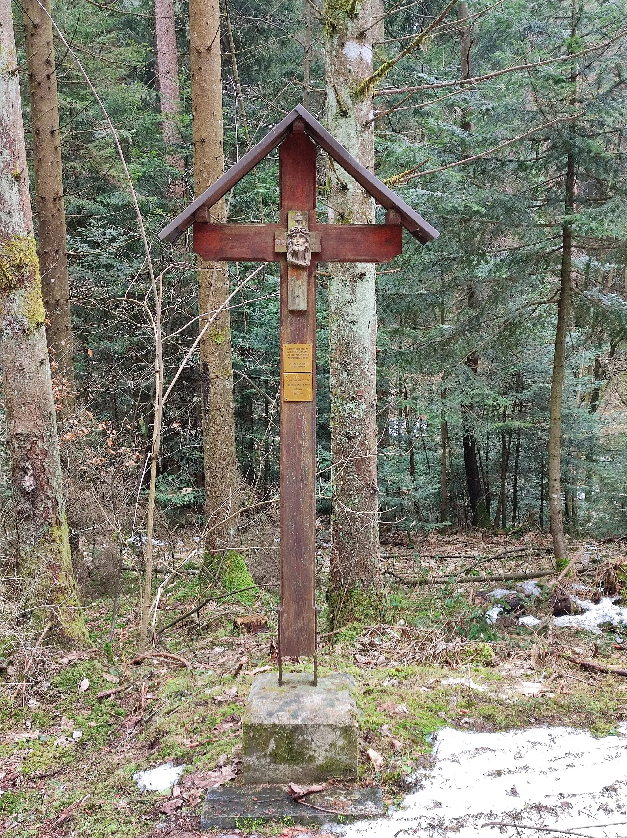 Photo showing: Crucifix at the site of mass graves of predominantly Croatian victims, killed after WW2, in the vicinity of Crngrob.