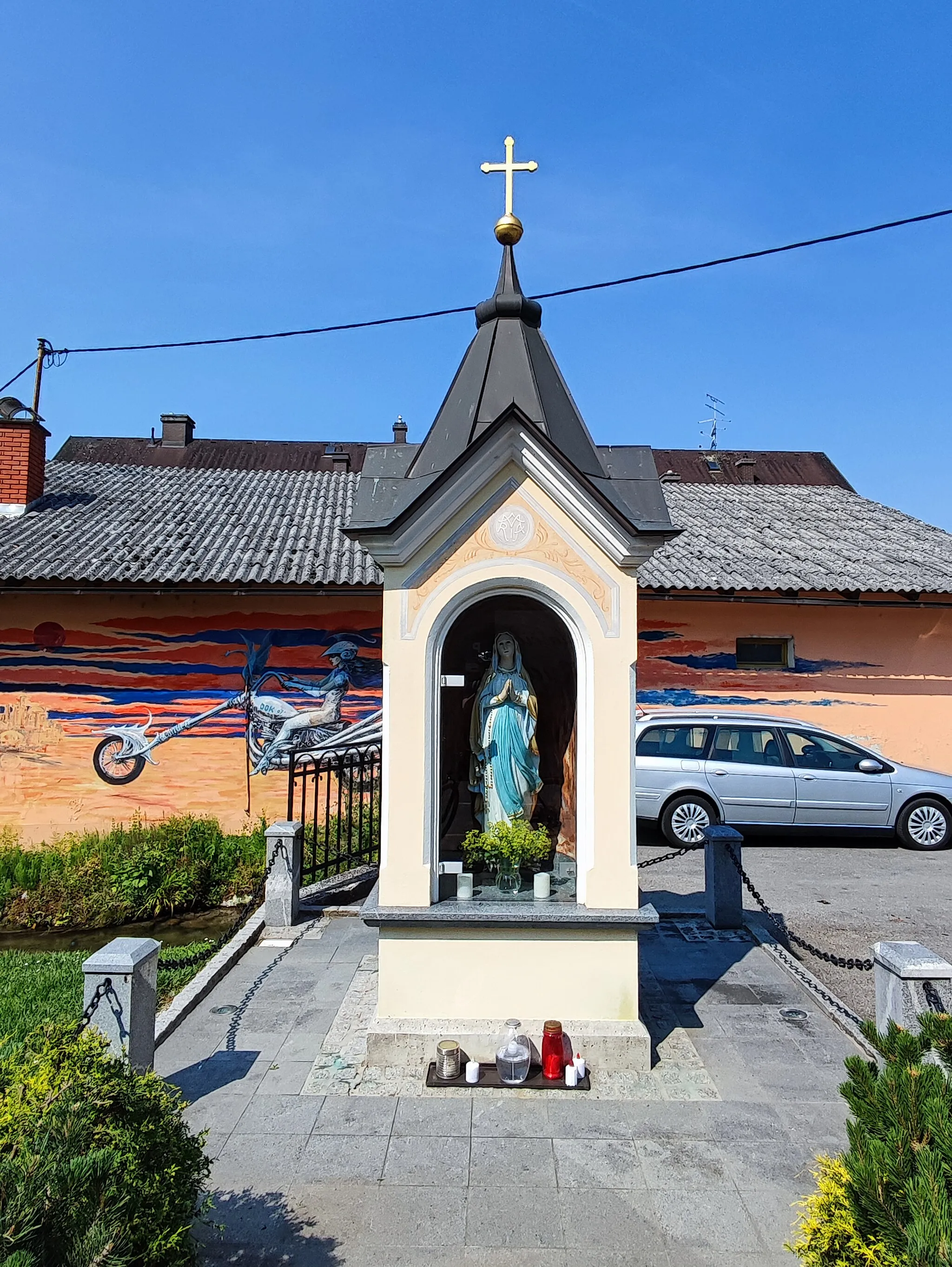 Photo showing: Chapel shrine in Radomlje.