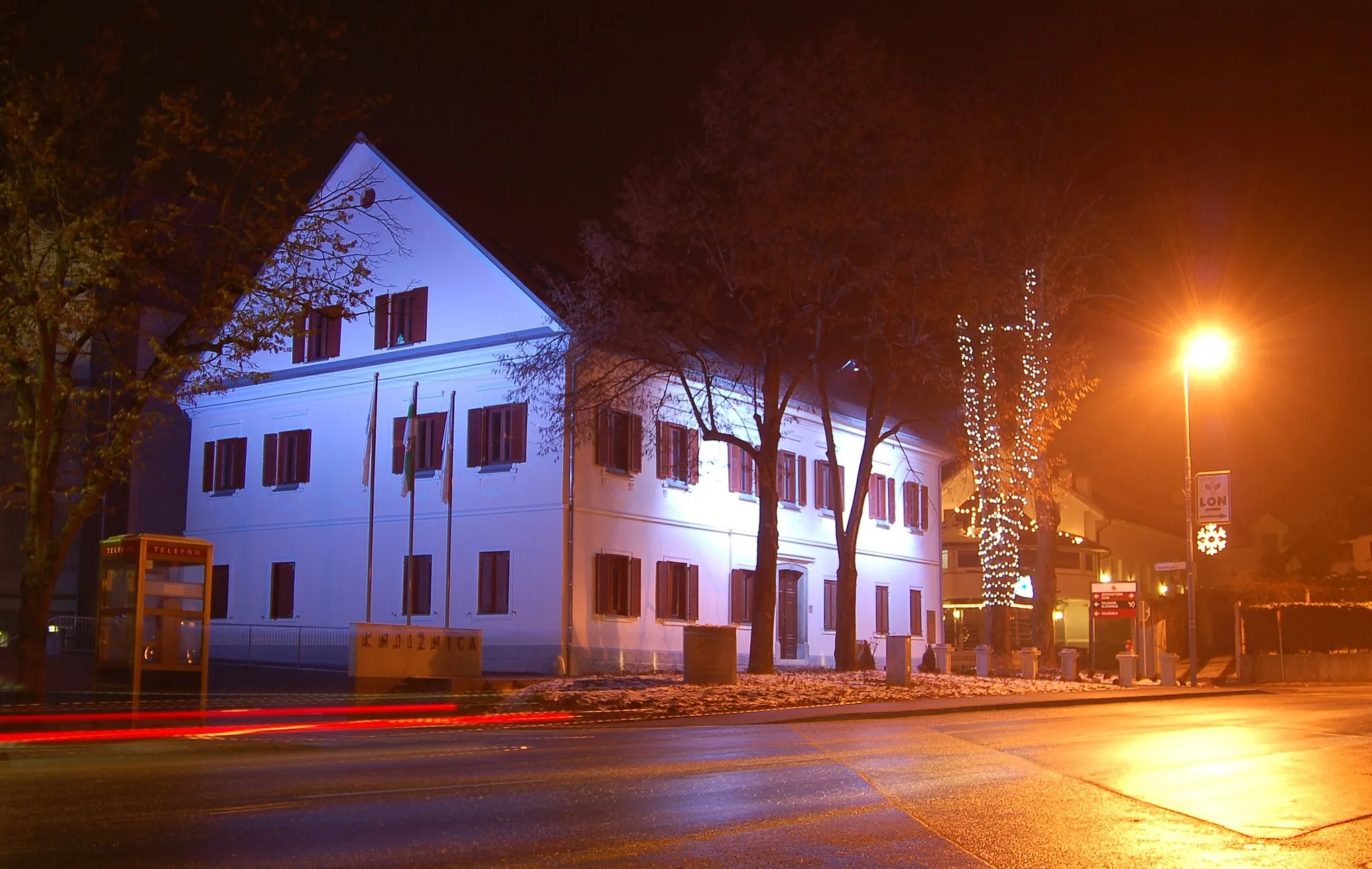Photo showing: Pročelje knjižnice Grosuplje.