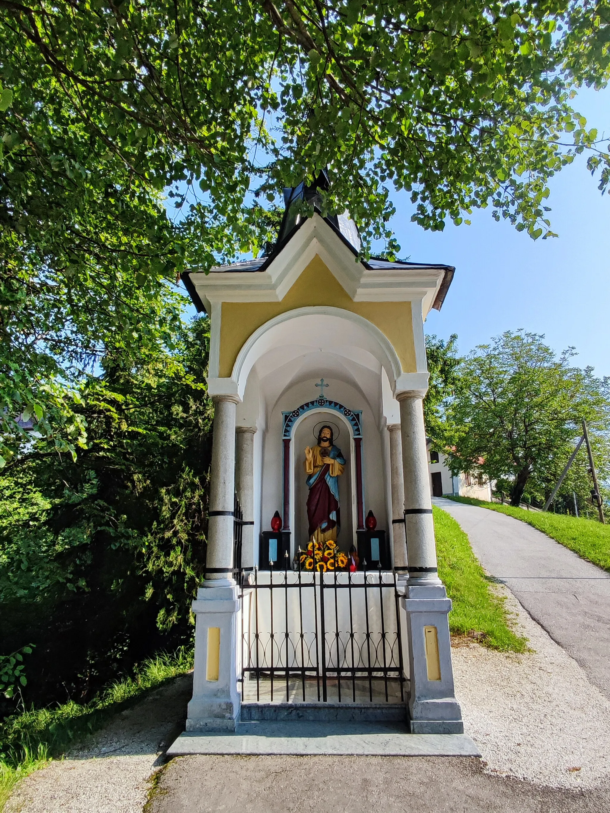 Photo showing: Komovec's chapel shrine in Tunjice.
