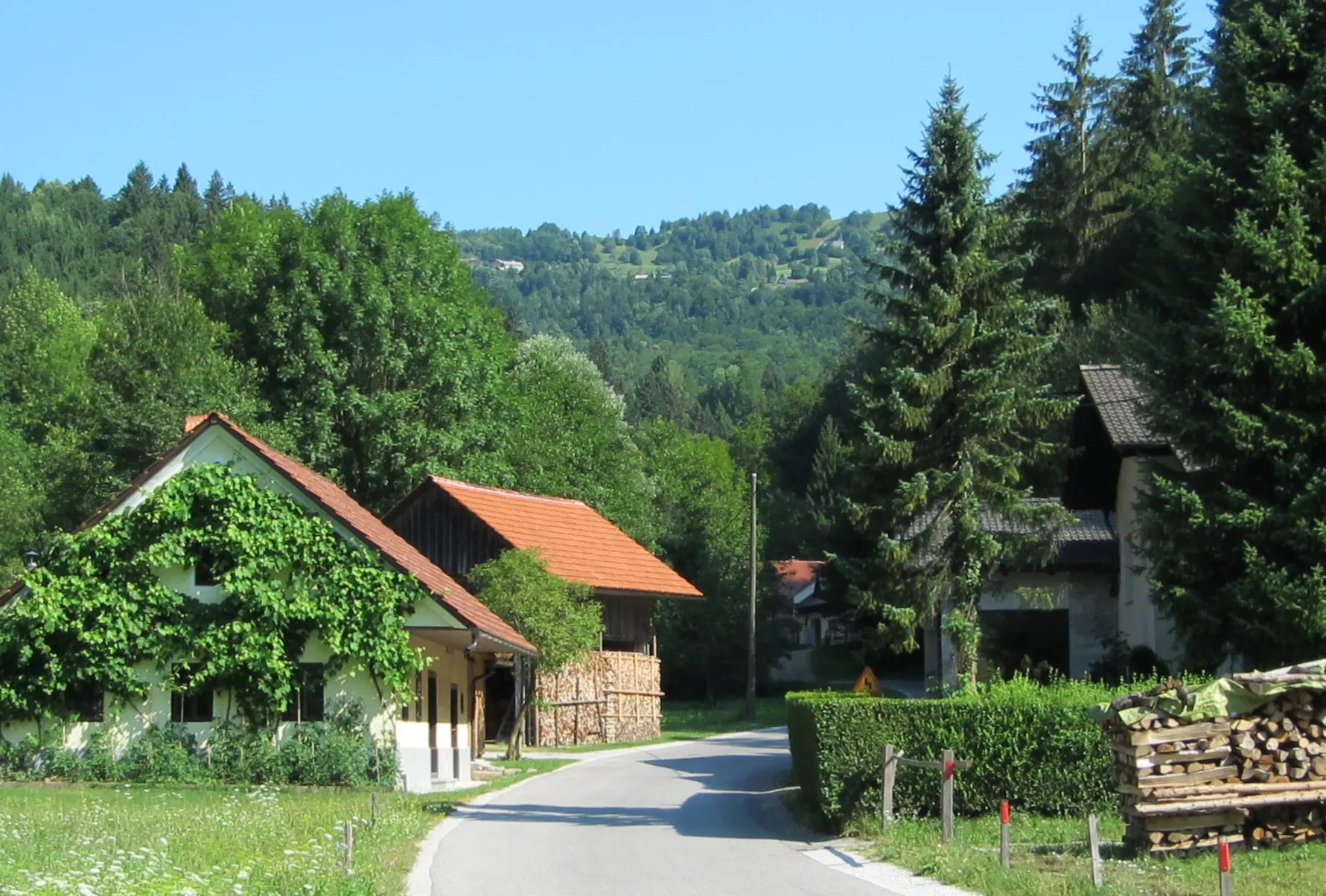 Photo showing: The hamlet of Žerovnik in Gabrje, Municipality of Dobrova–Polhov Gradec, Slovenia