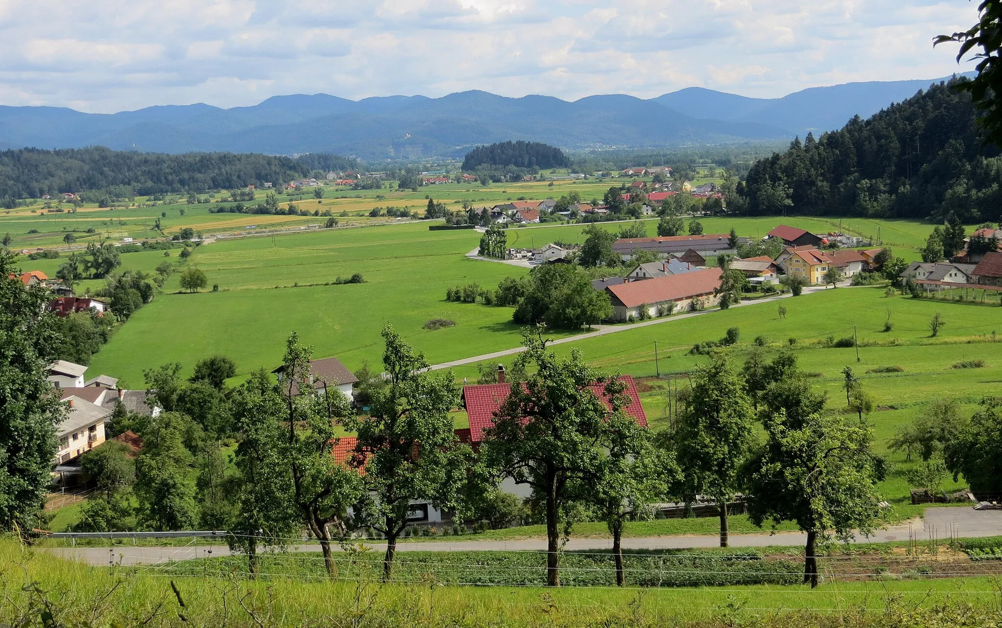 Photo showing: Dragomer, Municipality of Log–Dragomer, Slovenia viewed from the north