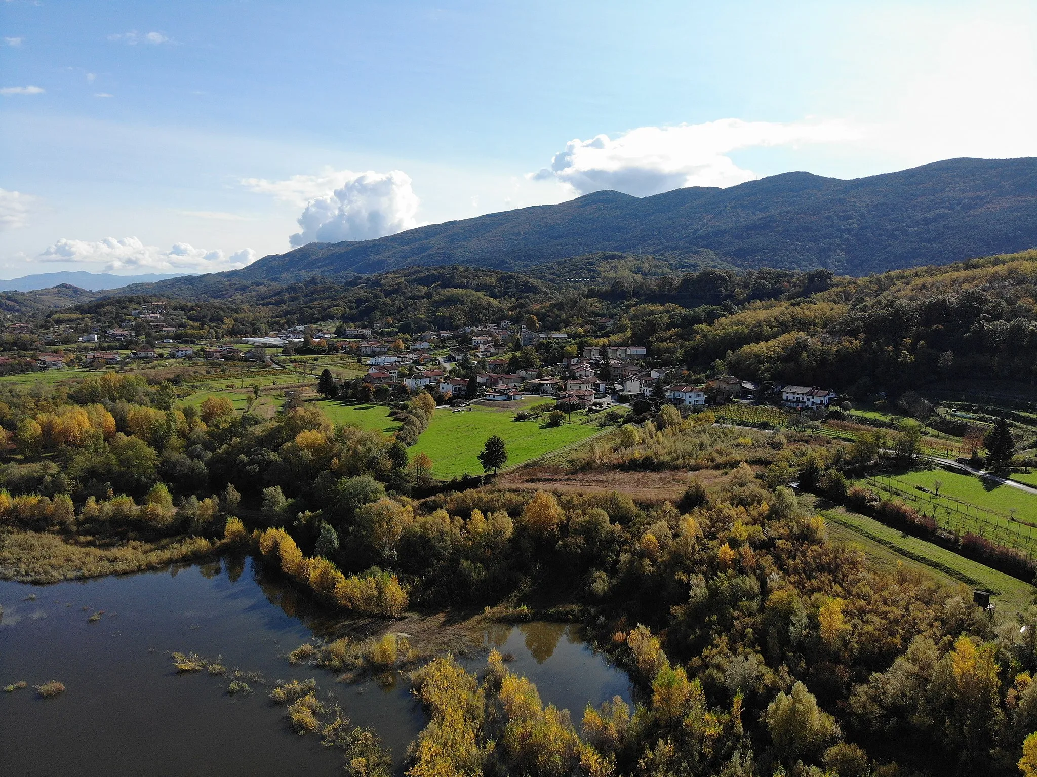 Photo showing: Renče pri Novi Gorici, v ospredju ribnik, ostanek glinokopa