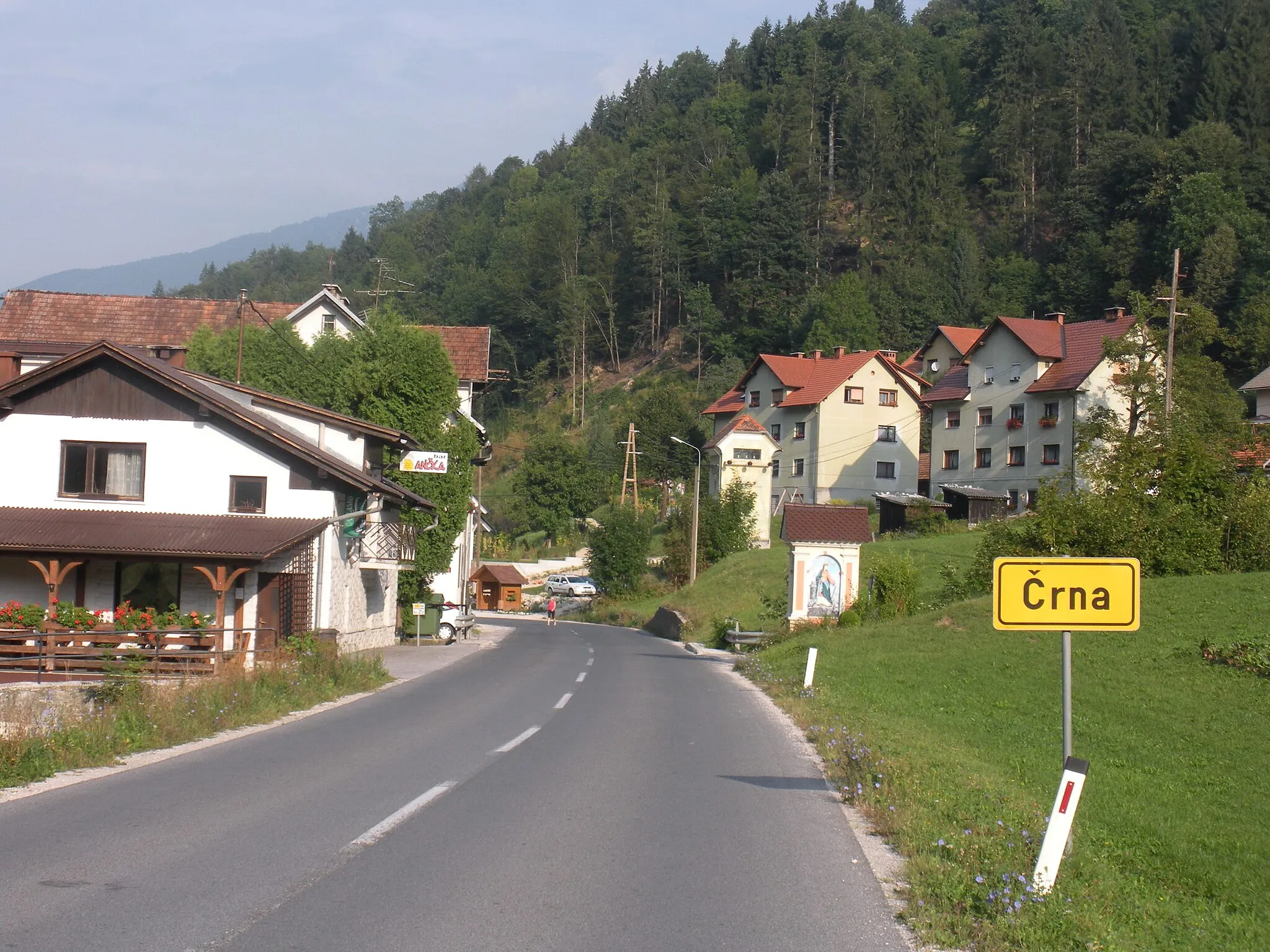 Photo showing: Pogled na naselje Črna pri Kamniku iz naselja Potok v Črni.