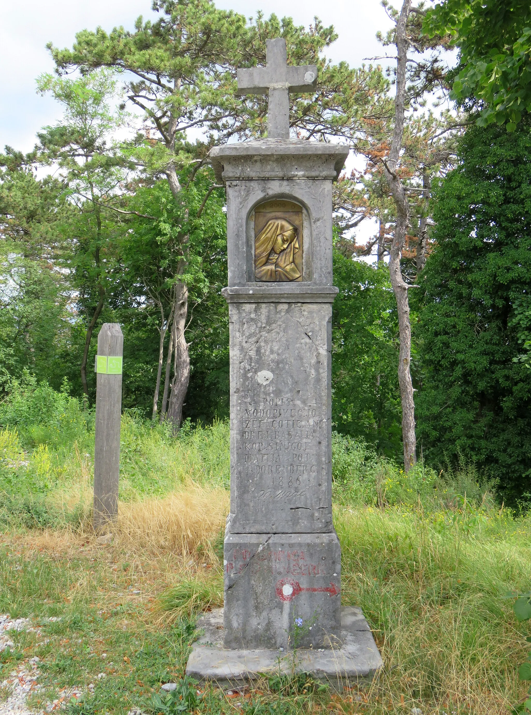 Photo showing: Iron Gates column shrine (Pil na Železnih vratih, 1886) in Potok pri Dornberku, Municipality of Nova Gorica, Slovenia