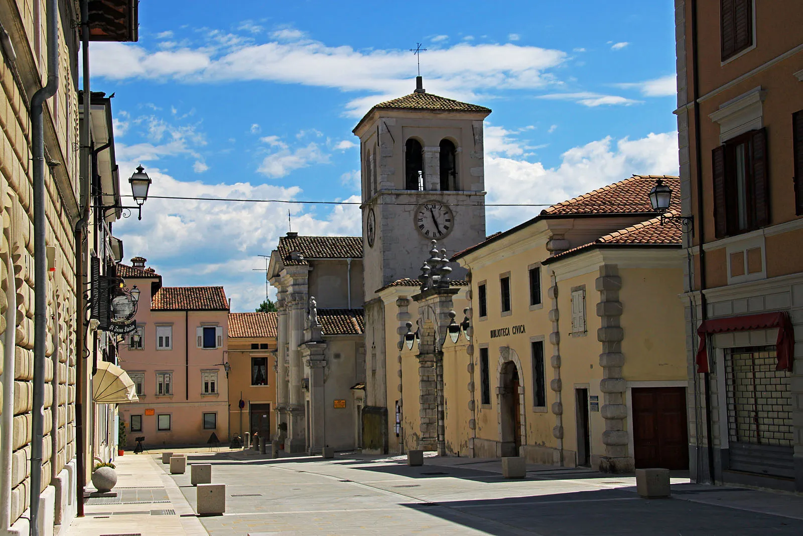Photo showing: Gradisca d'Isonzo, main street and Duomo.