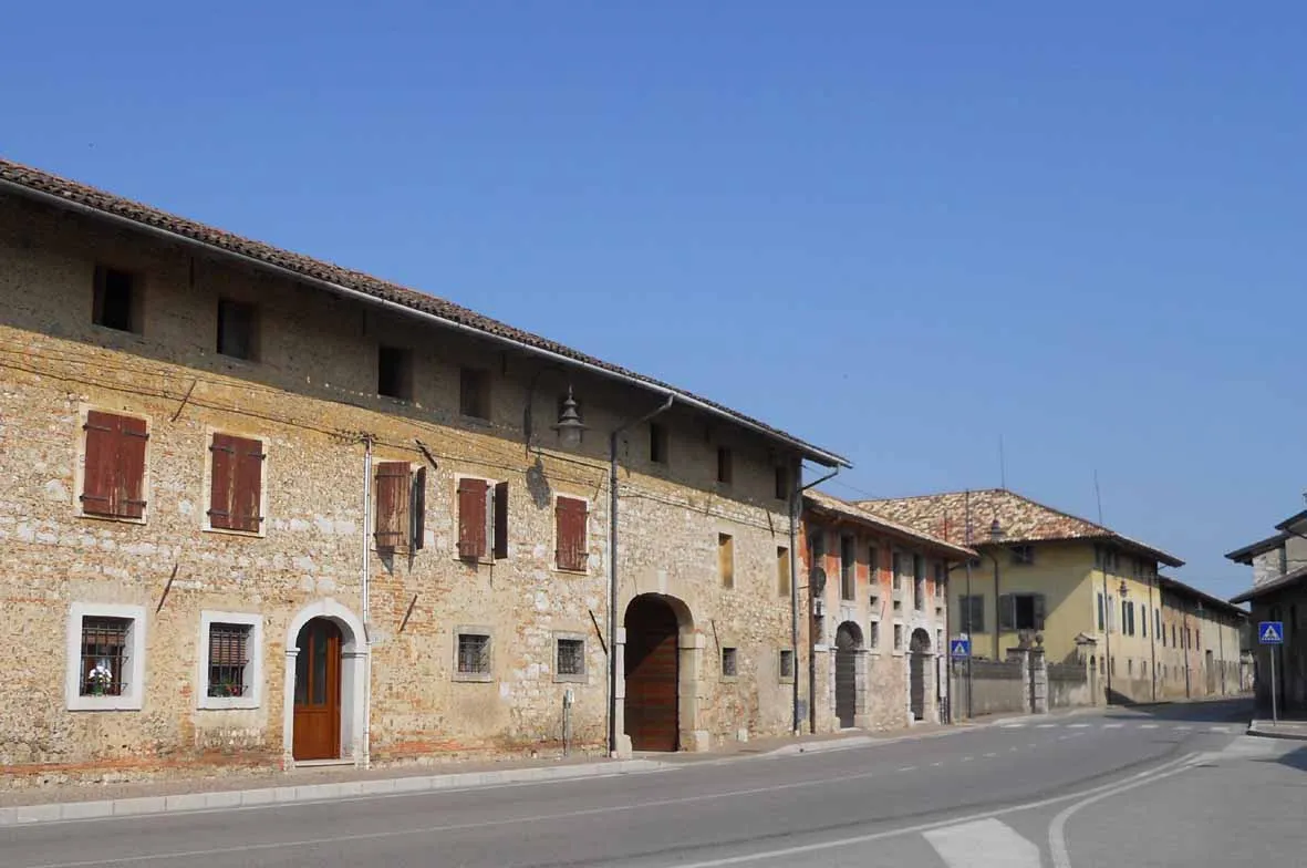 Photo showing: Mereto_di_Capitolo,_casa_Boga_e_villa_Morelli_de_Rossi