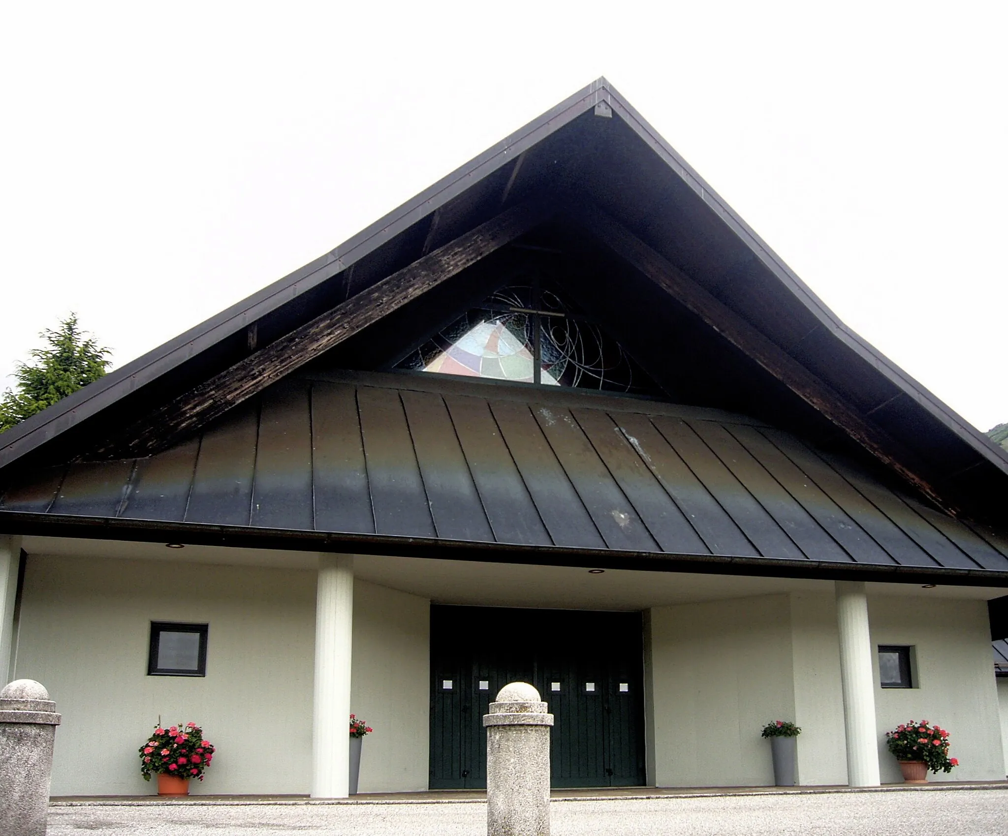 Photo showing: La facciata della chiesa parrocchiale di Lusevera, dedicata a San Giorgio Martire