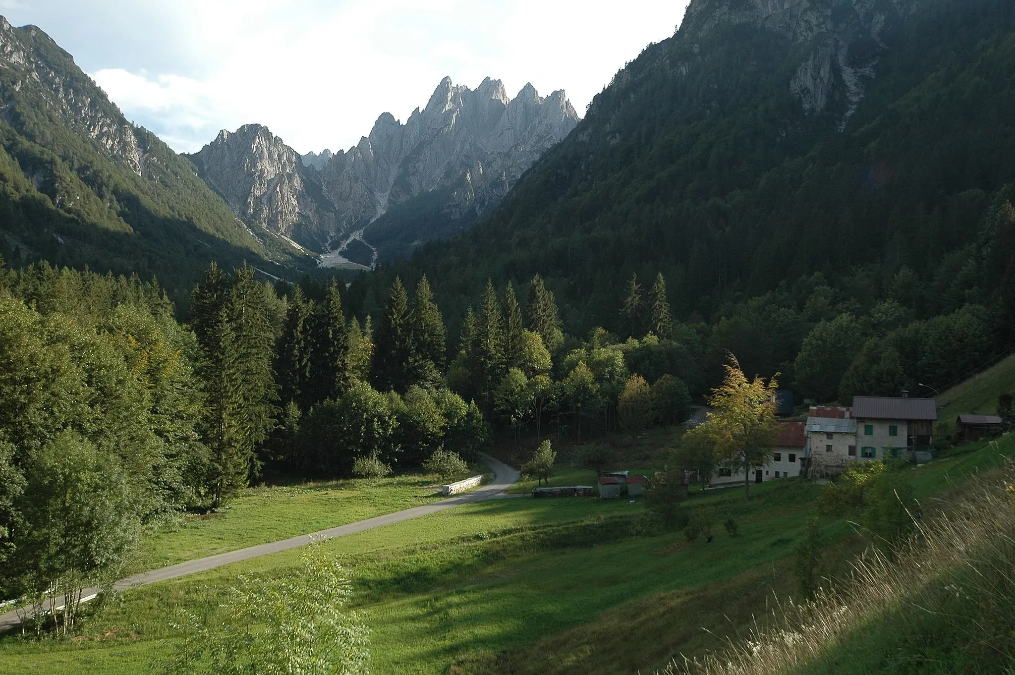 Photo showing: View from Aupa at the gorgeos mountains near Pontebba UD, Friuli, Italy