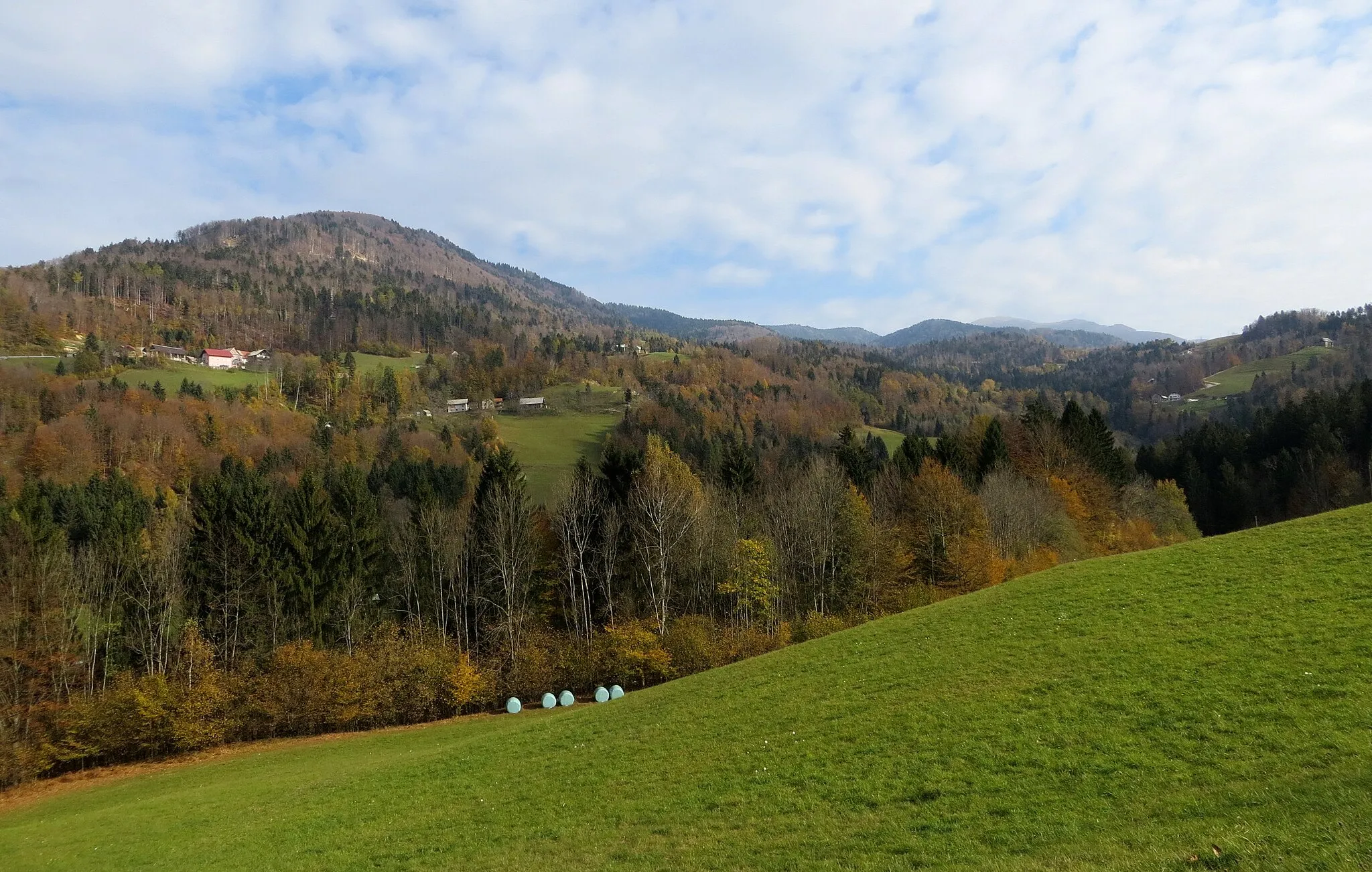 Photo showing: The Praprotnik and V Bregu farms in Dolenji Novaki, Municipality of Cerkno, Slovenia