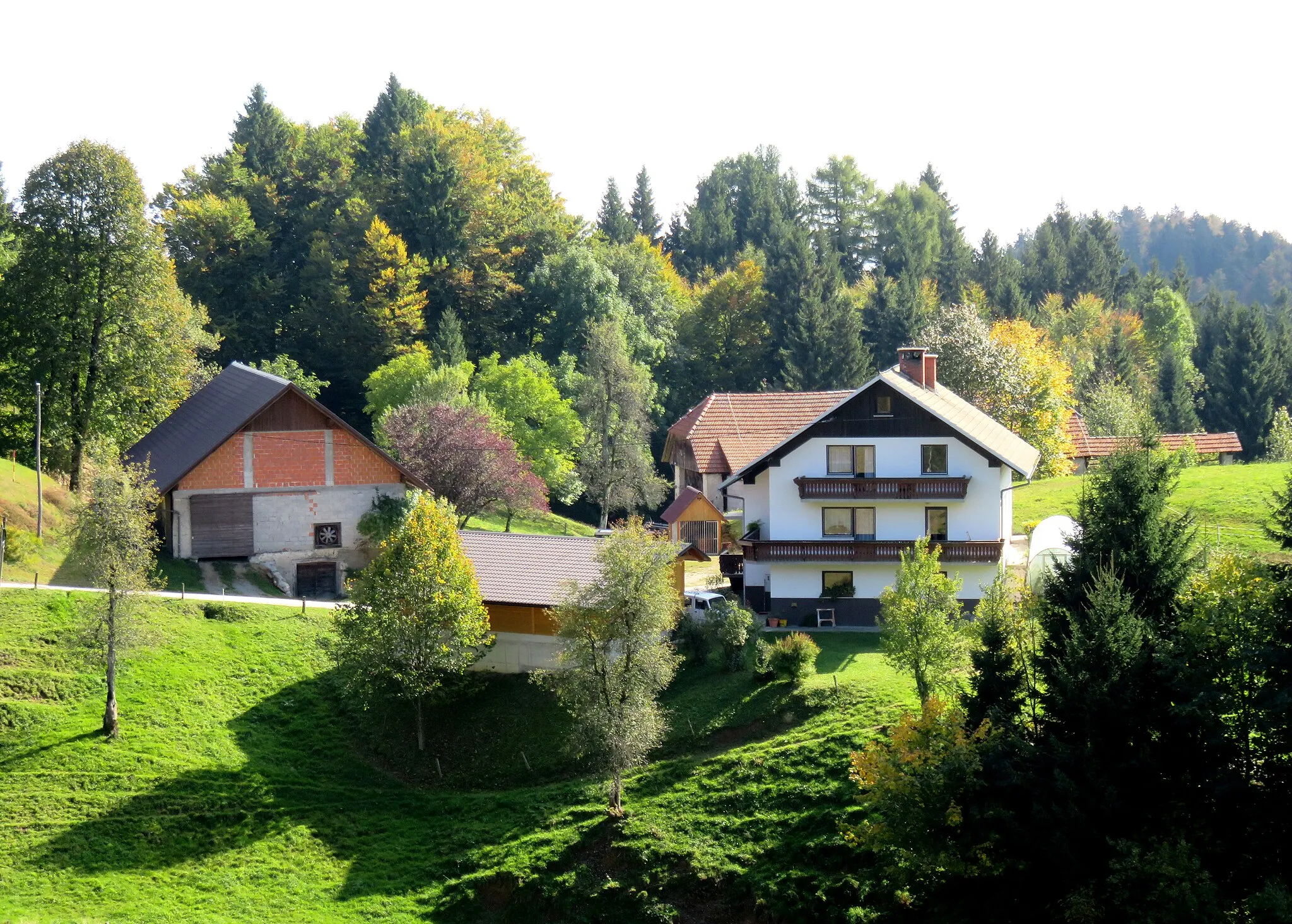 Photo showing: The Lomata farm in Mrzli Vrh, Municipality of Idrija, Slovenia